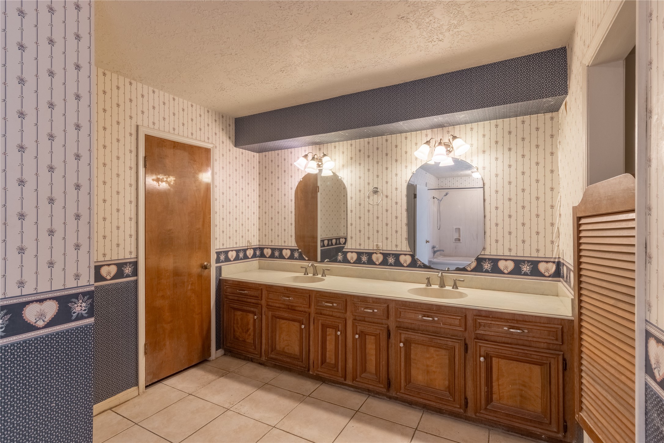 407 Hedgecroft Drive Property Photo 16