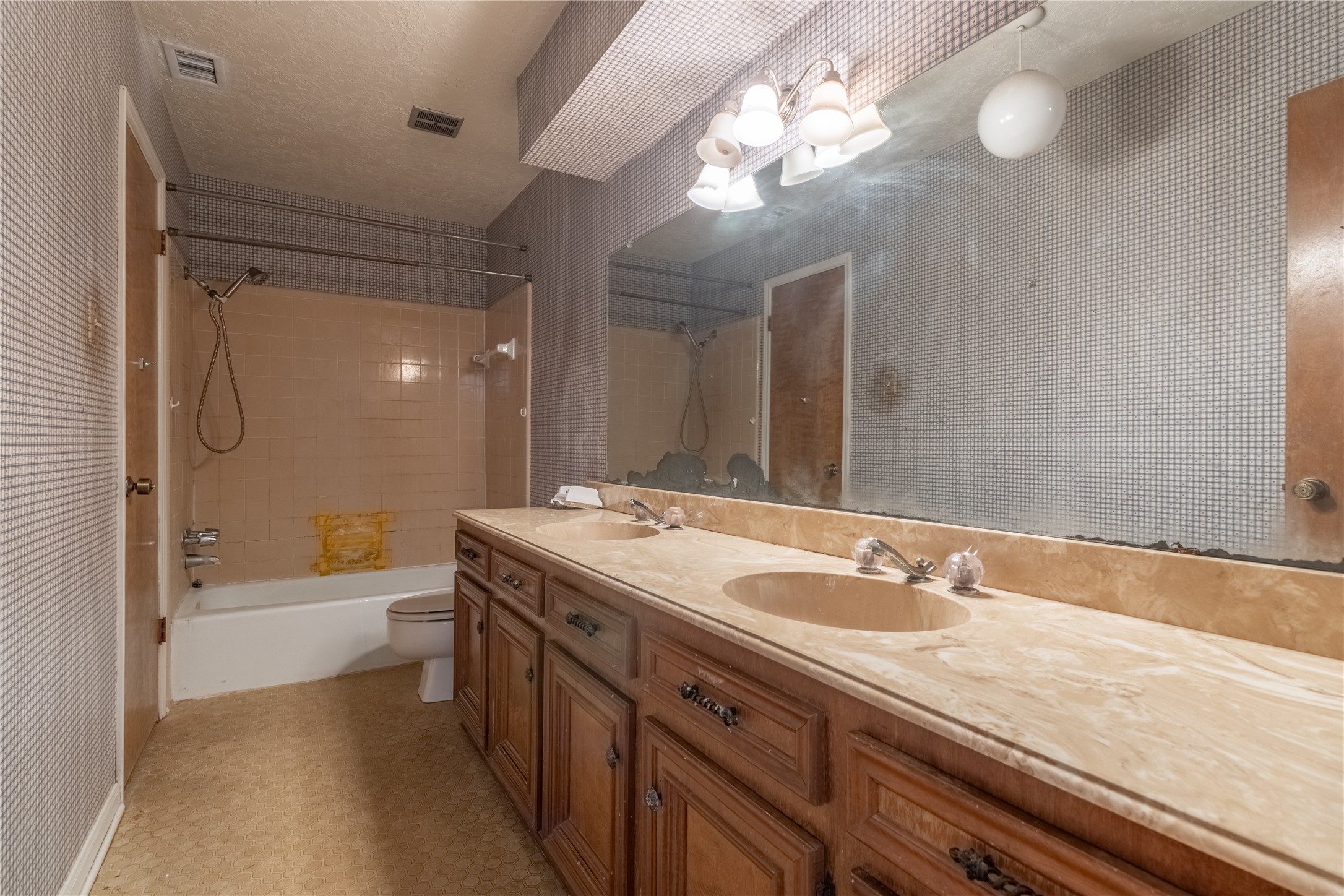 407 Hedgecroft Drive Property Photo 23