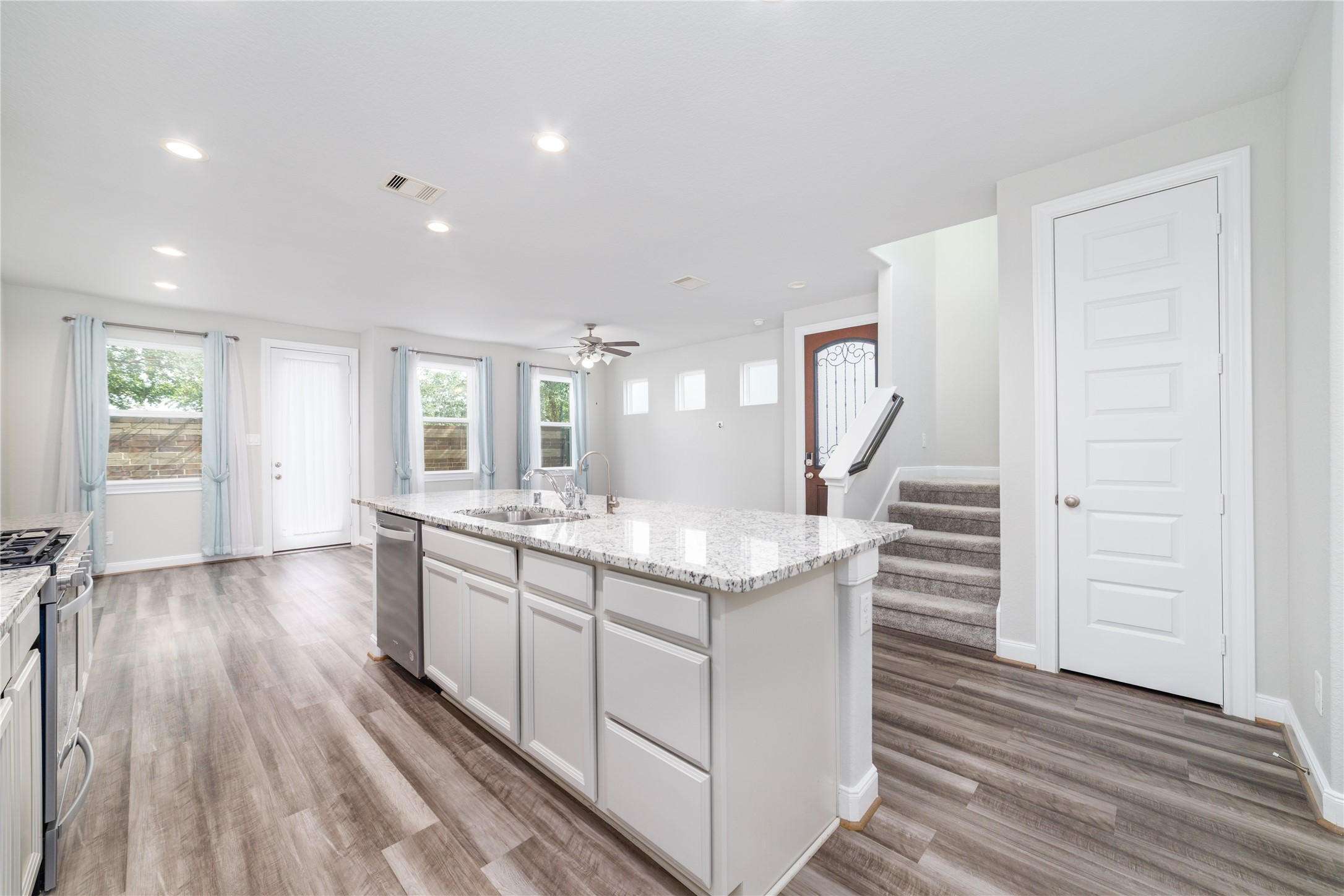 10008 Waving Grain Lane Property Photo 8