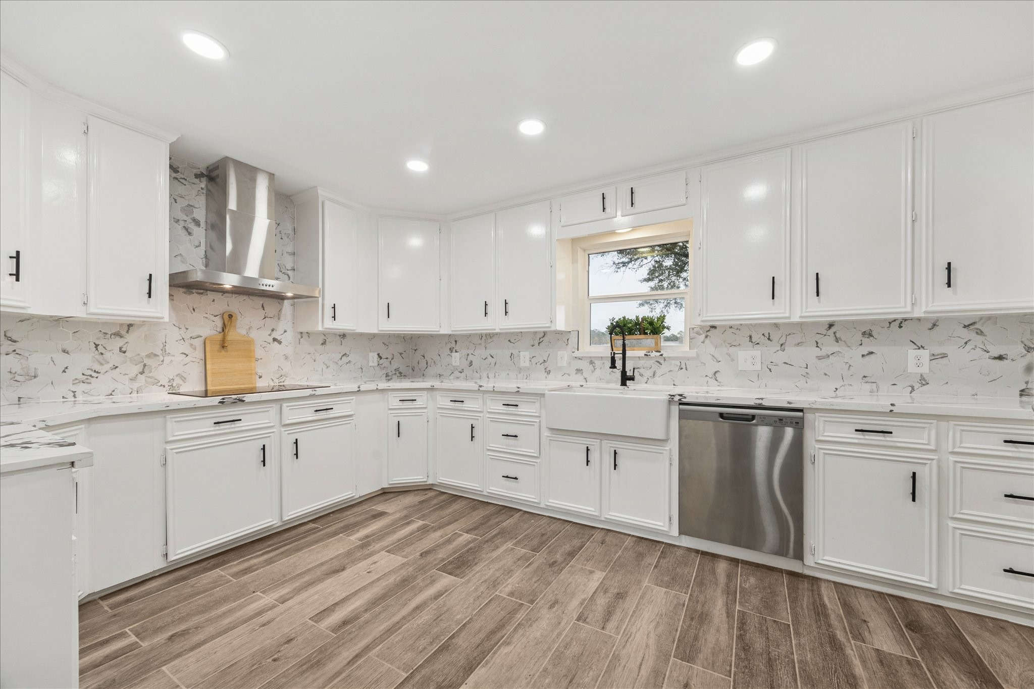 6911 Oak Lane Property Photo 4