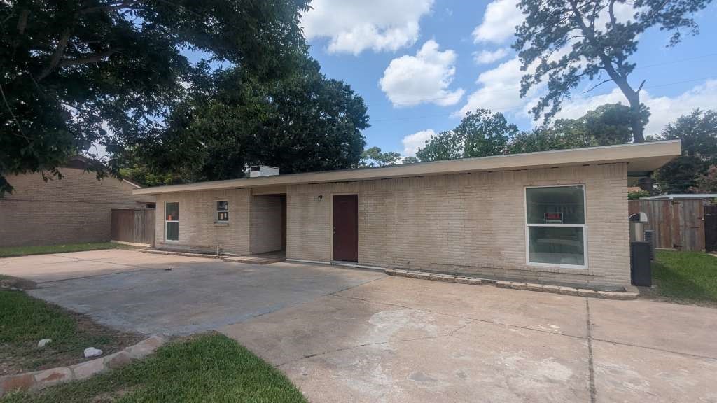 6815 Moss Oaks Drive