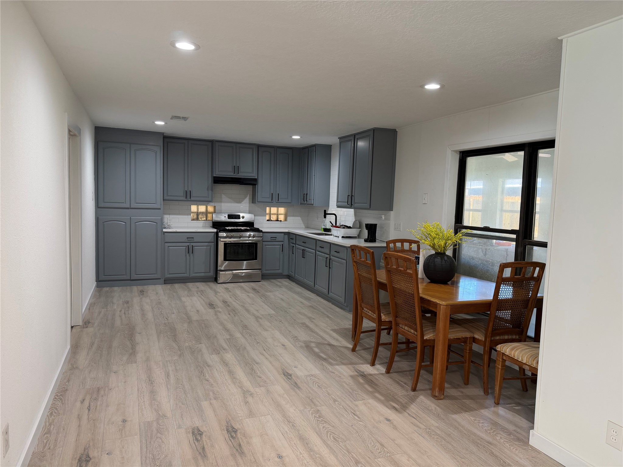 143 Hollyvale Drive Property Photo 3