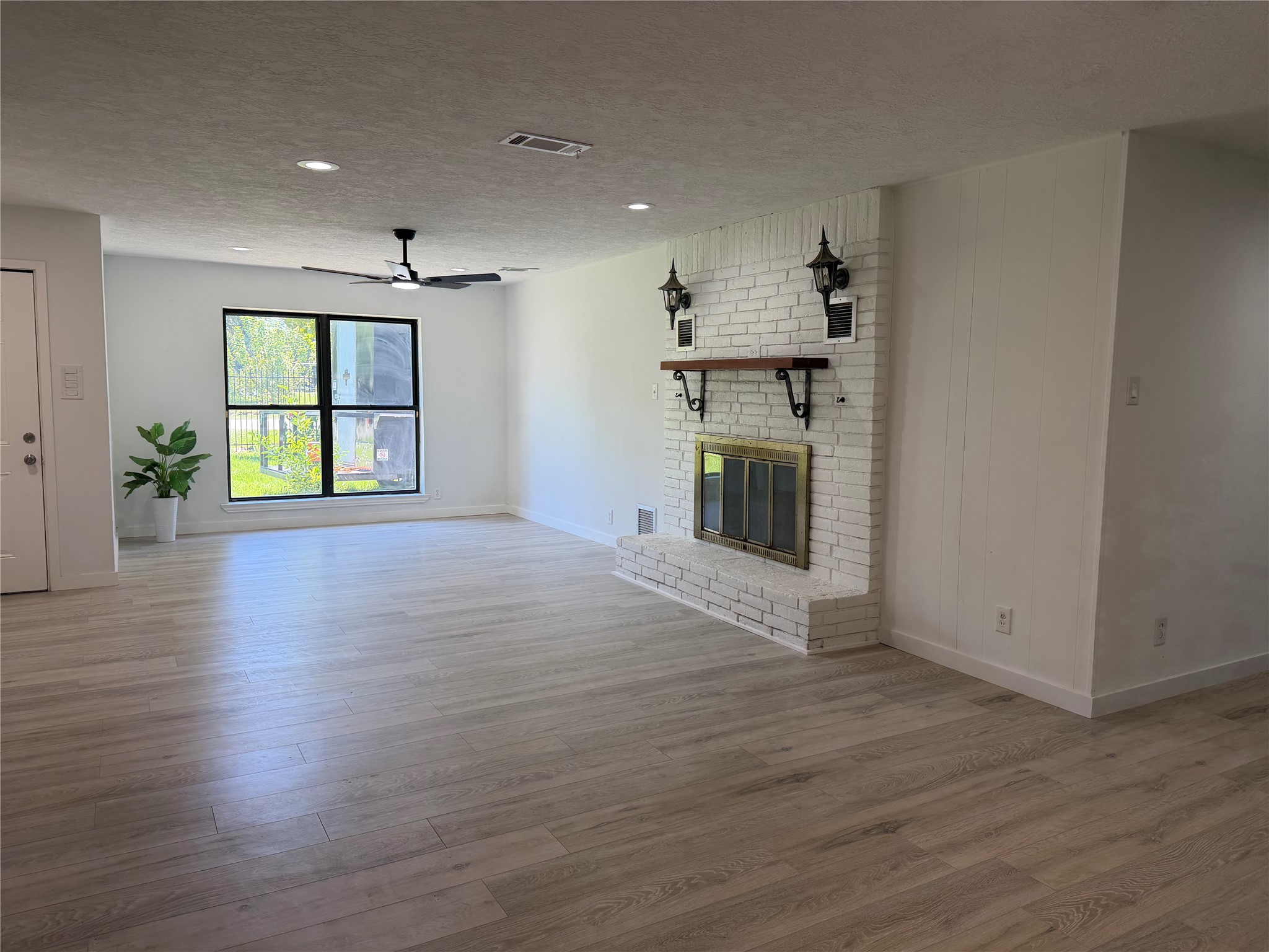 143 Hollyvale Drive Property Photo 8