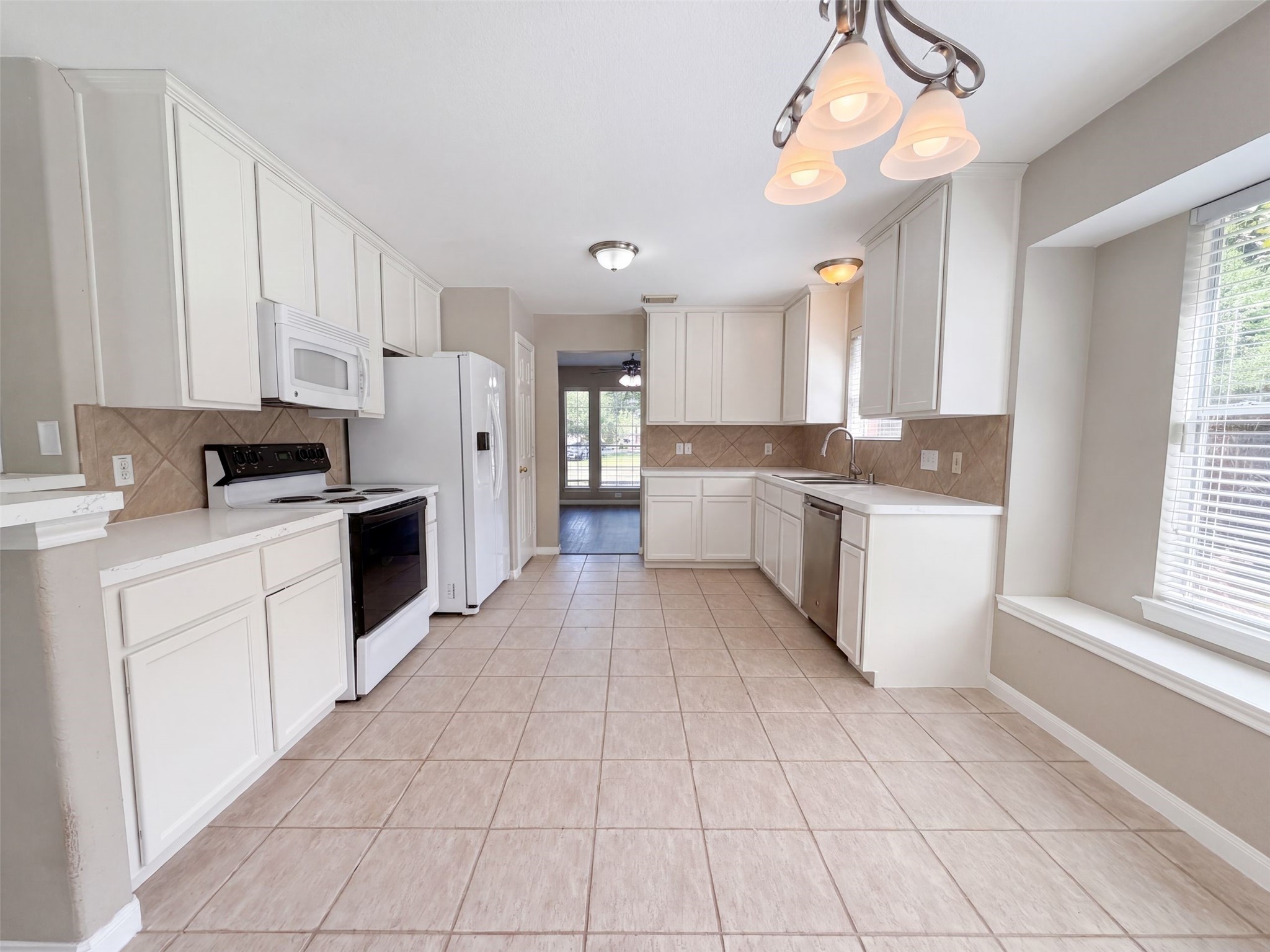 12159 Hawthorne Drive Property Photo 2