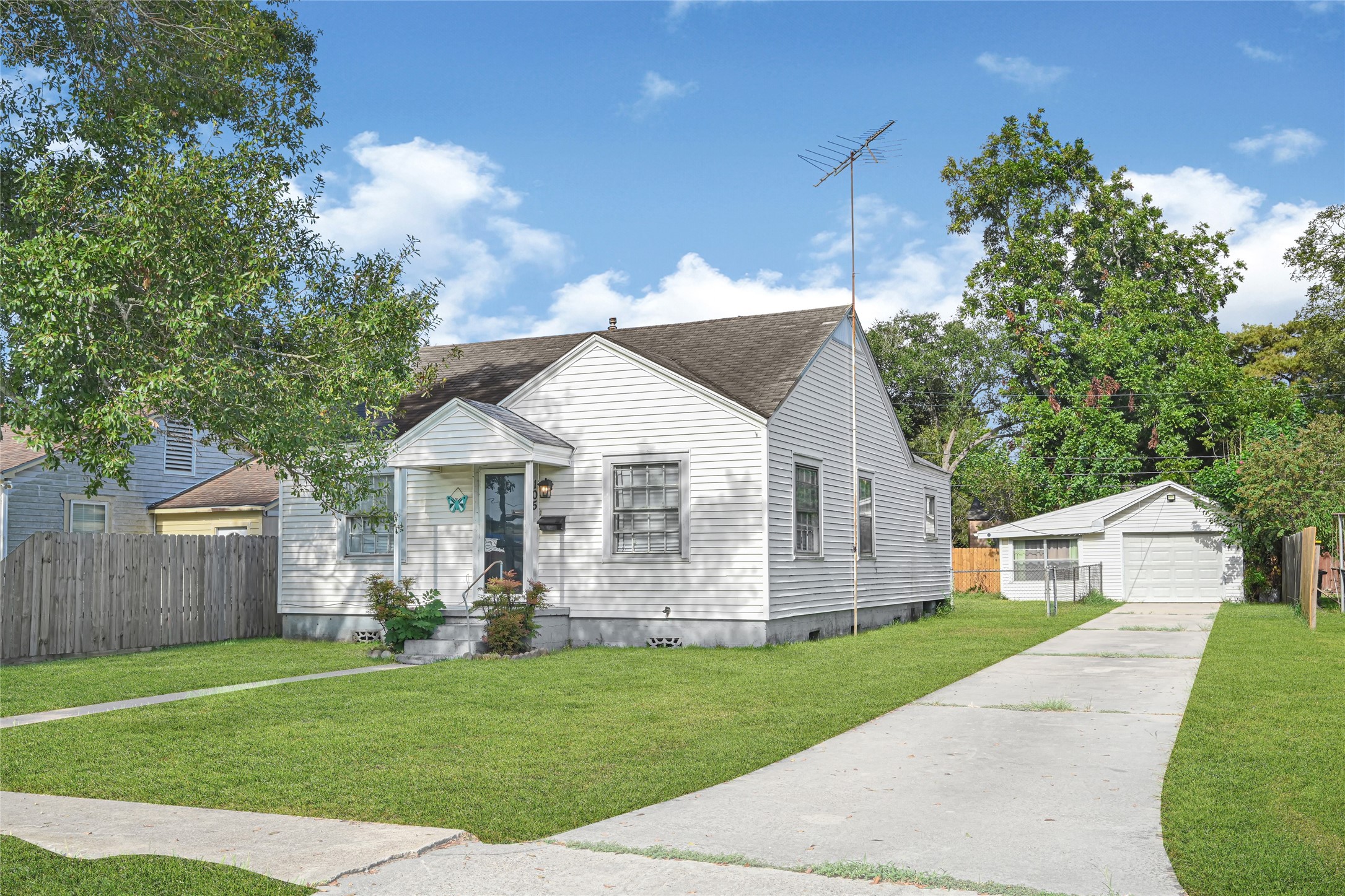 105 Highway Boulevard Property Photo 2