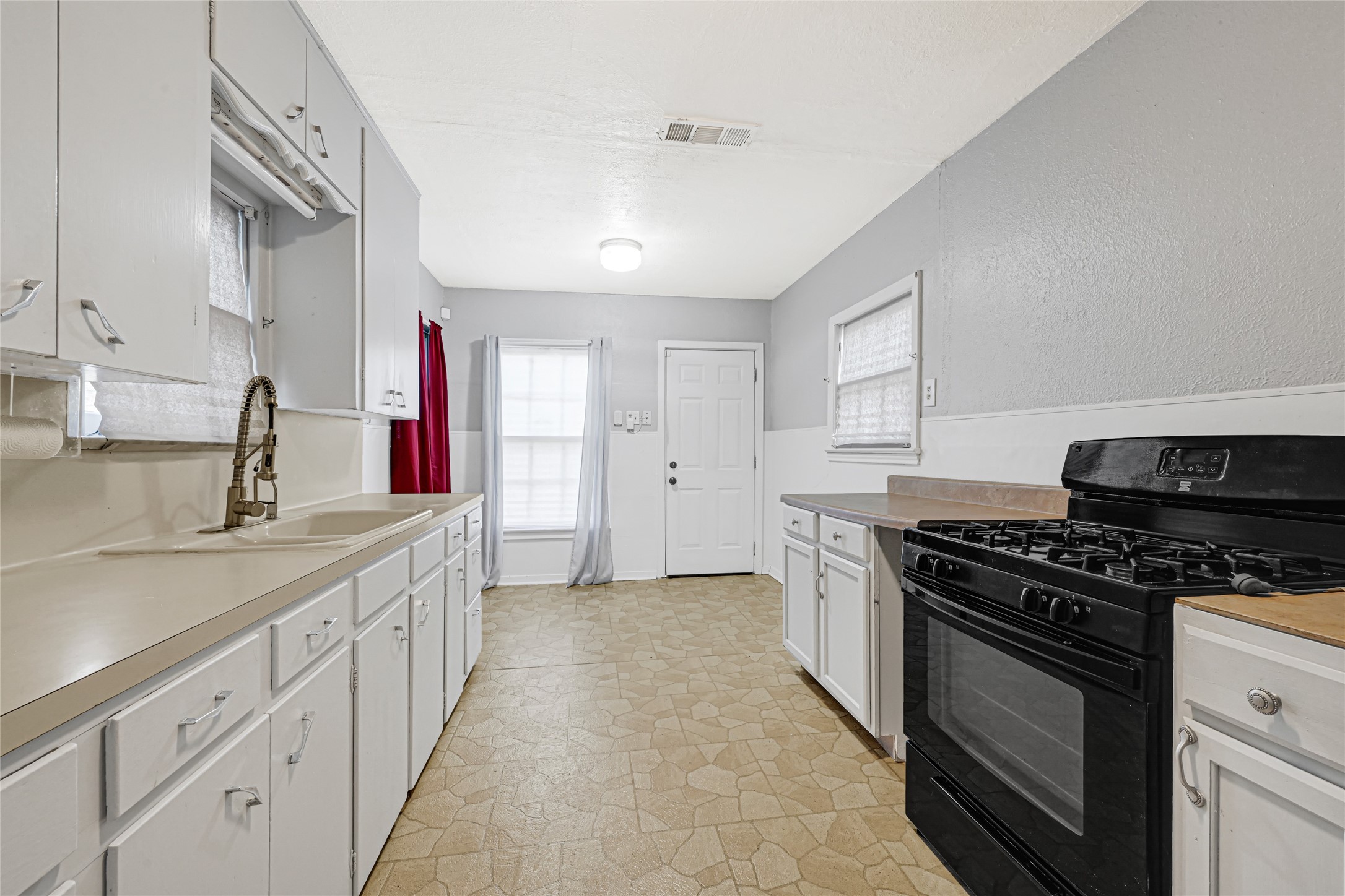 105 Highway Boulevard Property Photo 7