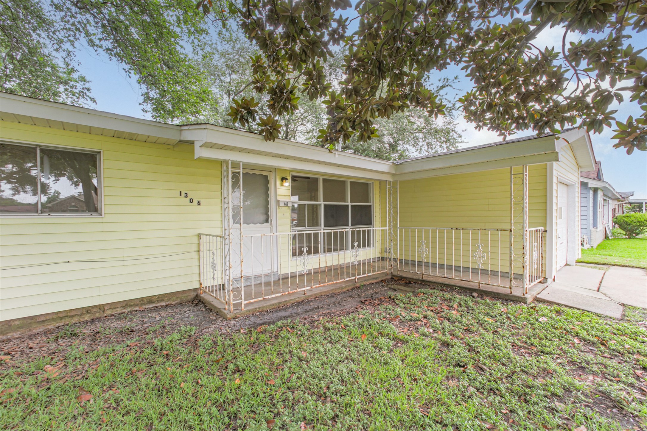 1306 Glencrest Drive Property Photo 2