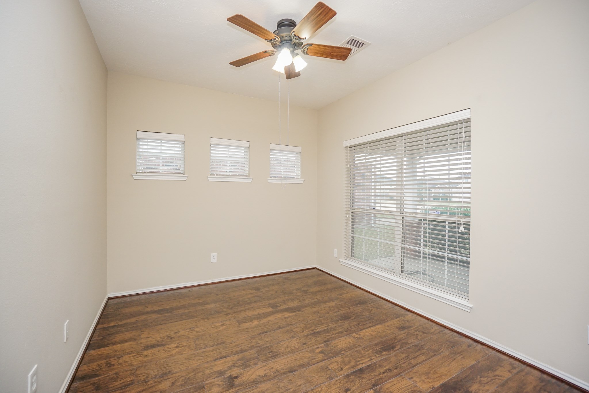 1323 Colonial Manor Drive Property Photo 5