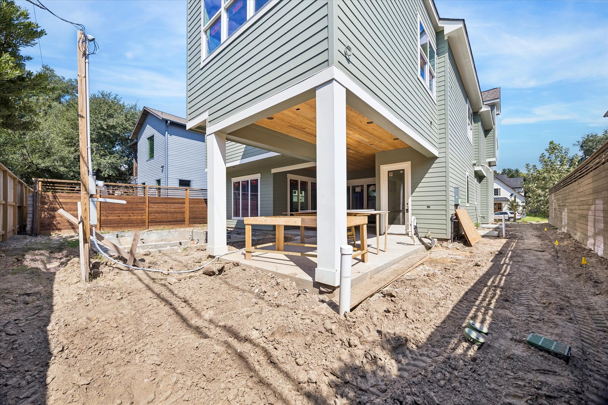 955 W 42nd Street Property Photo 2