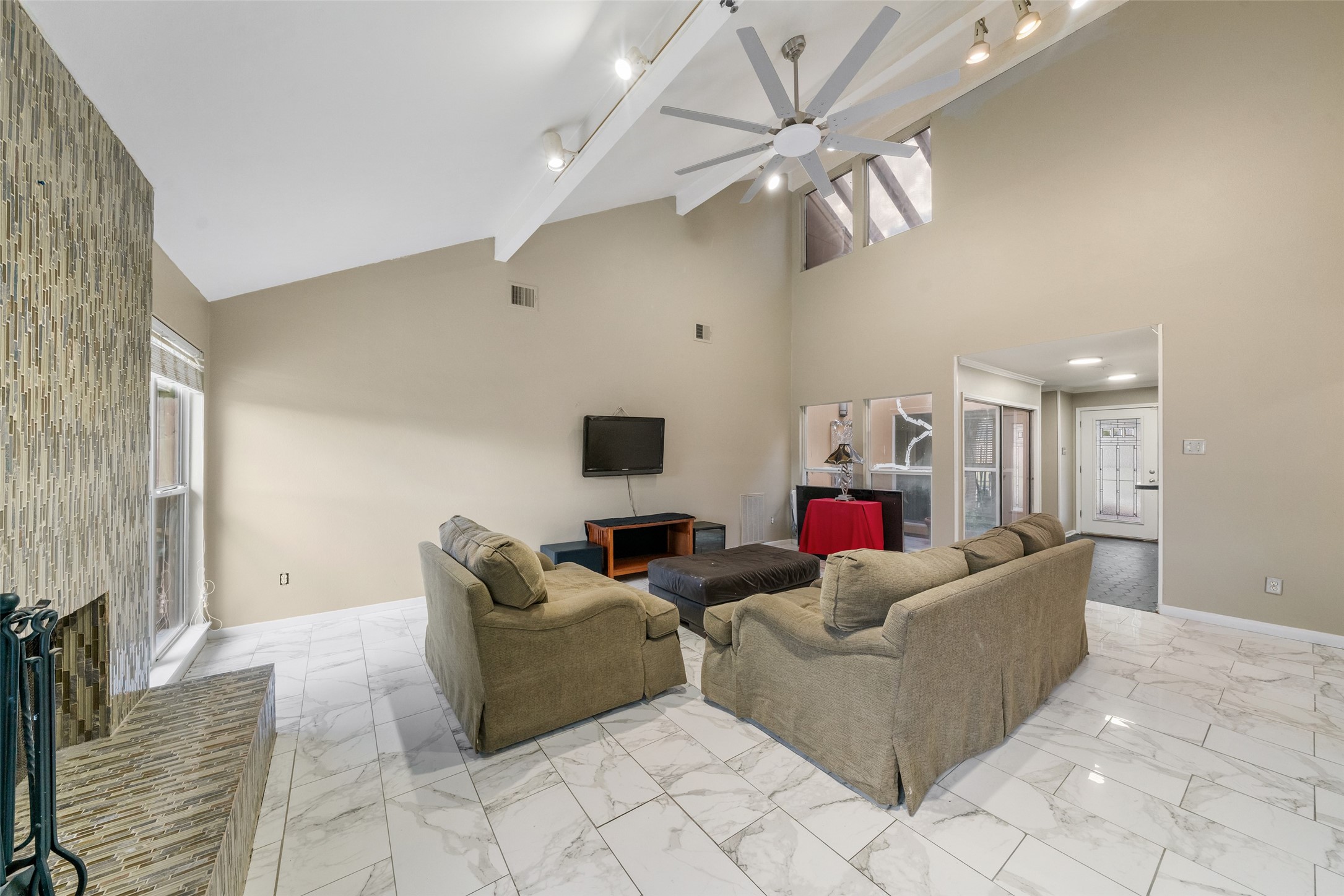 10831 Valley Hills Drive Property Photo 7