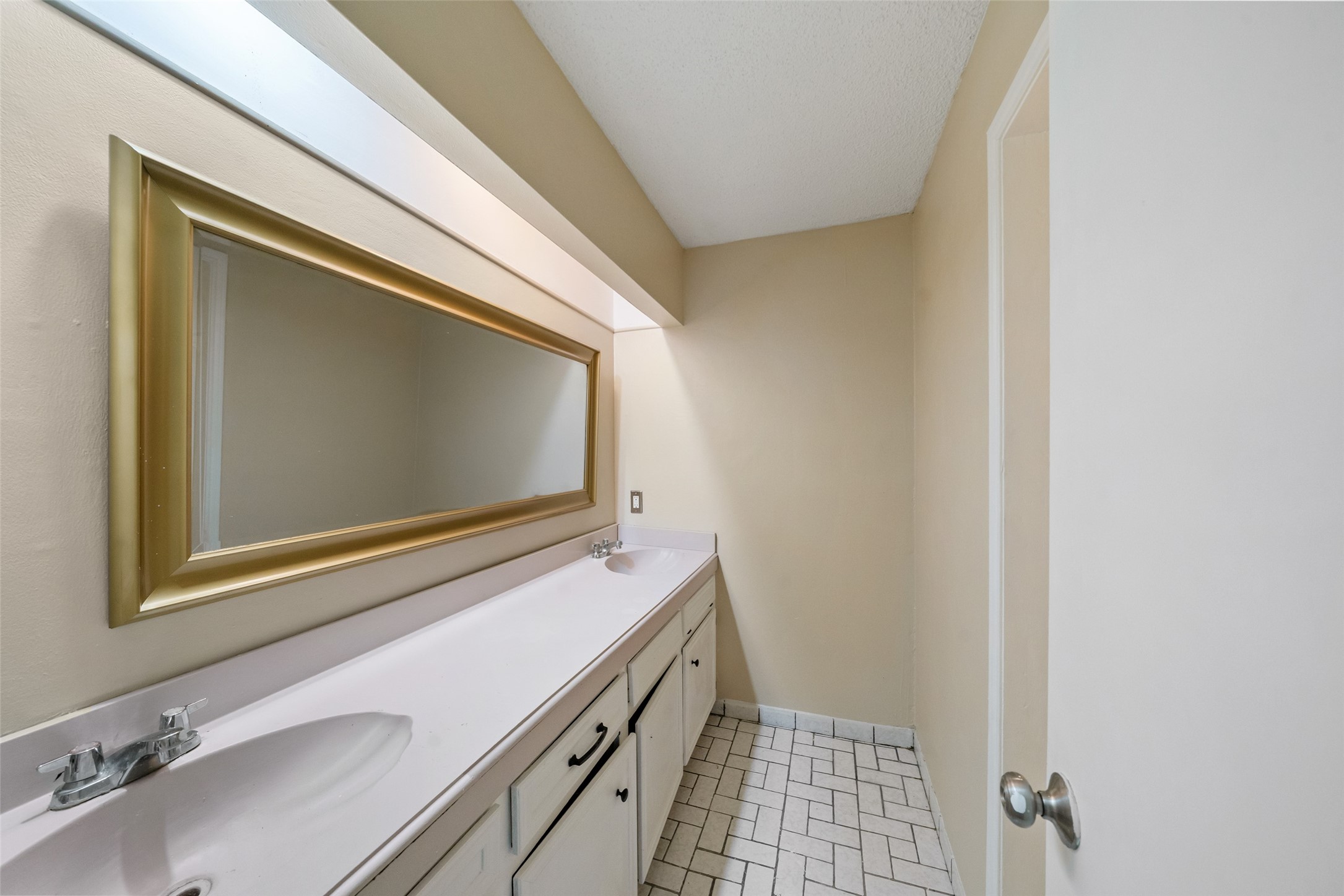 10831 Valley Hills Drive Property Photo 20