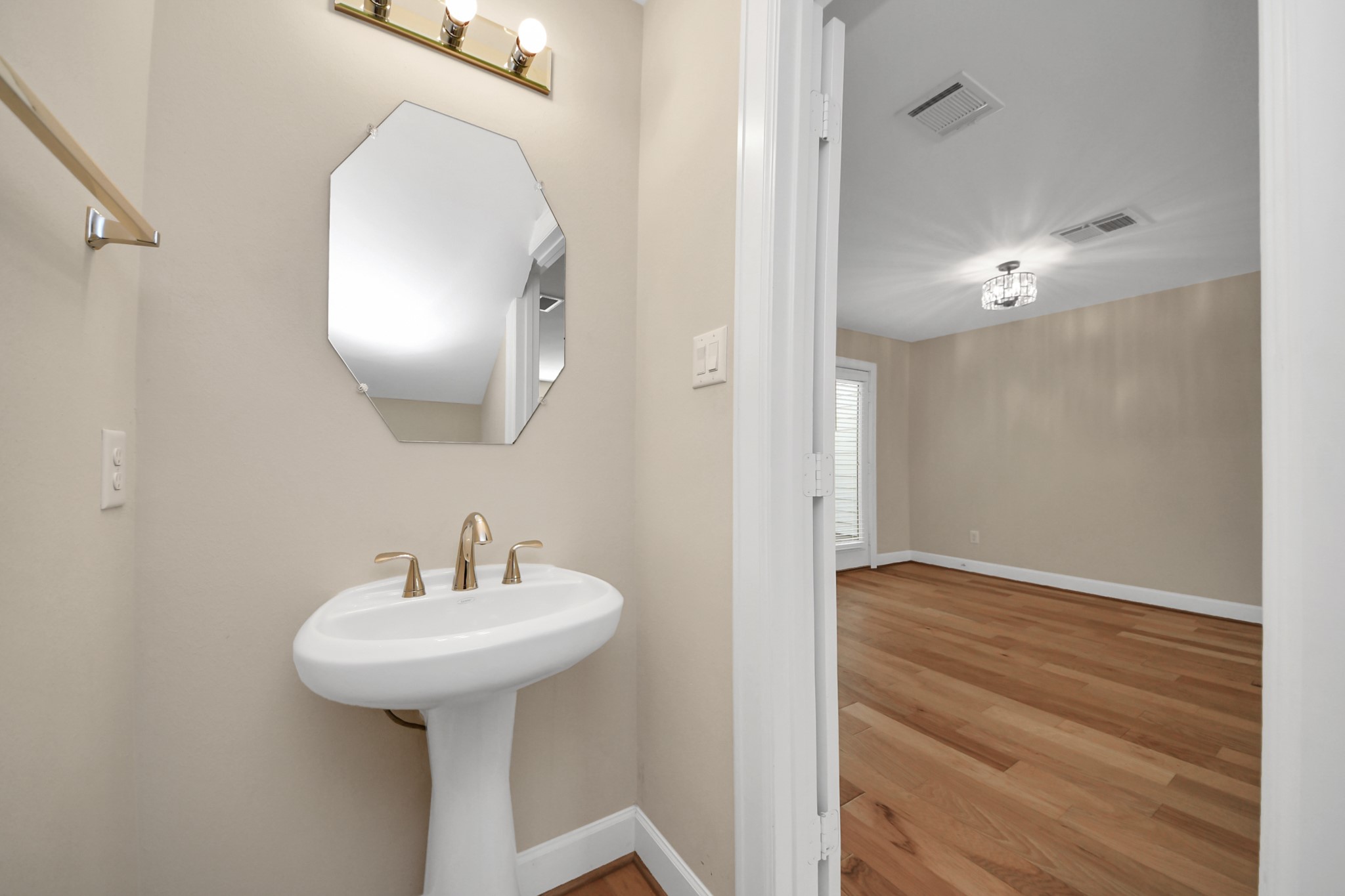 5951 South Loop E 52 Property Photo 8