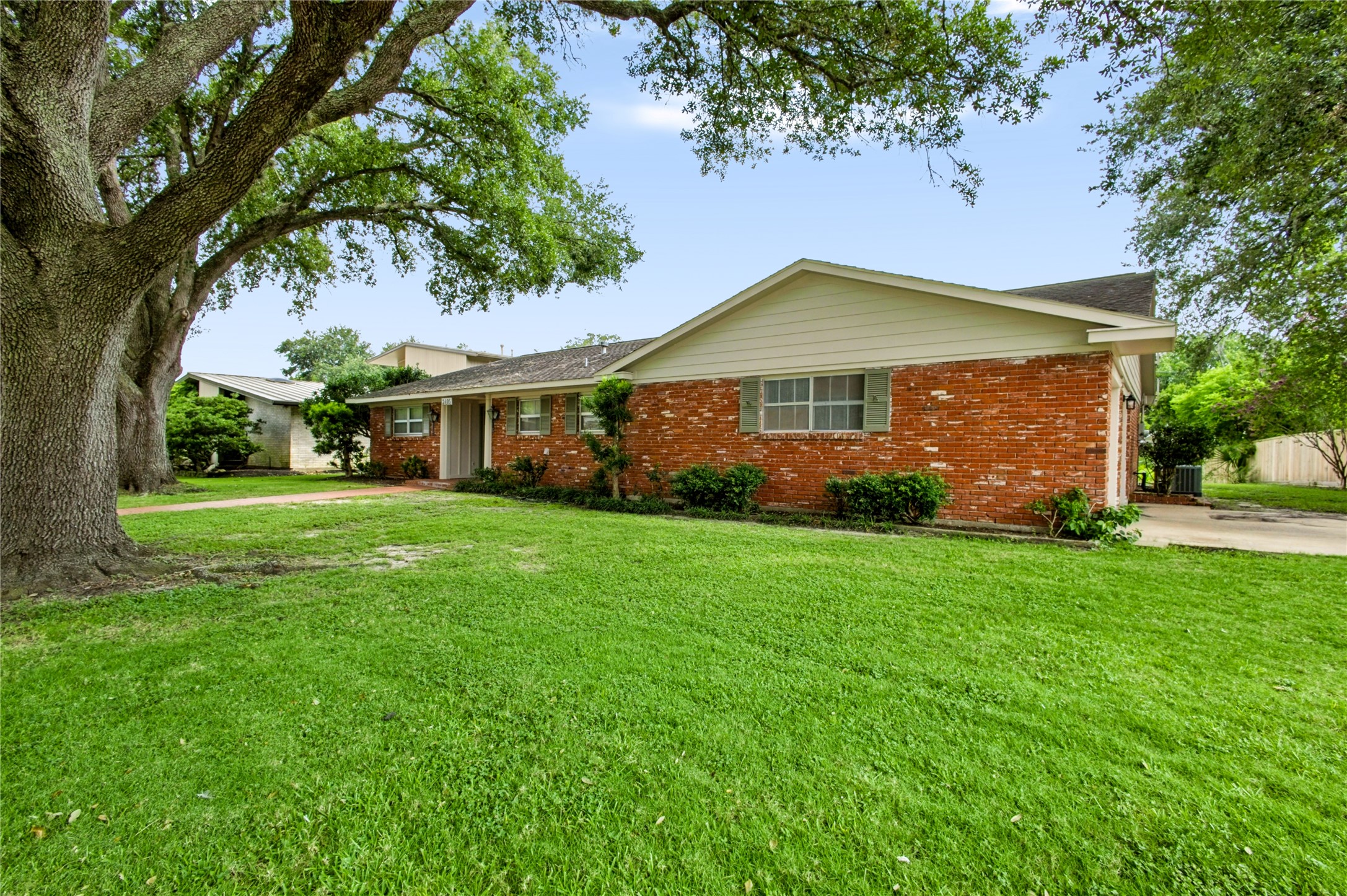 2405 Powell Street Property Photo 1