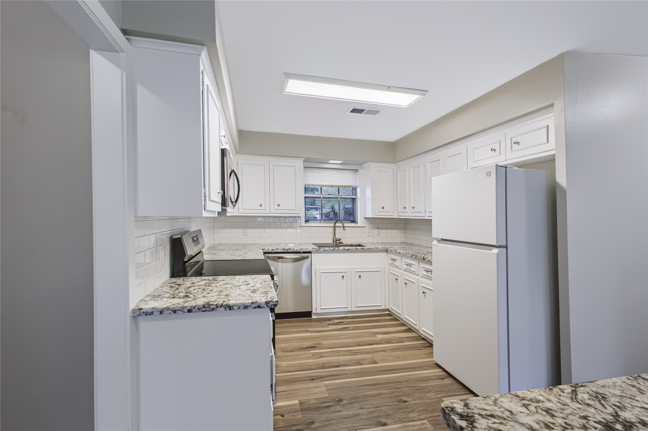 2405 Powell Street Property Photo 6