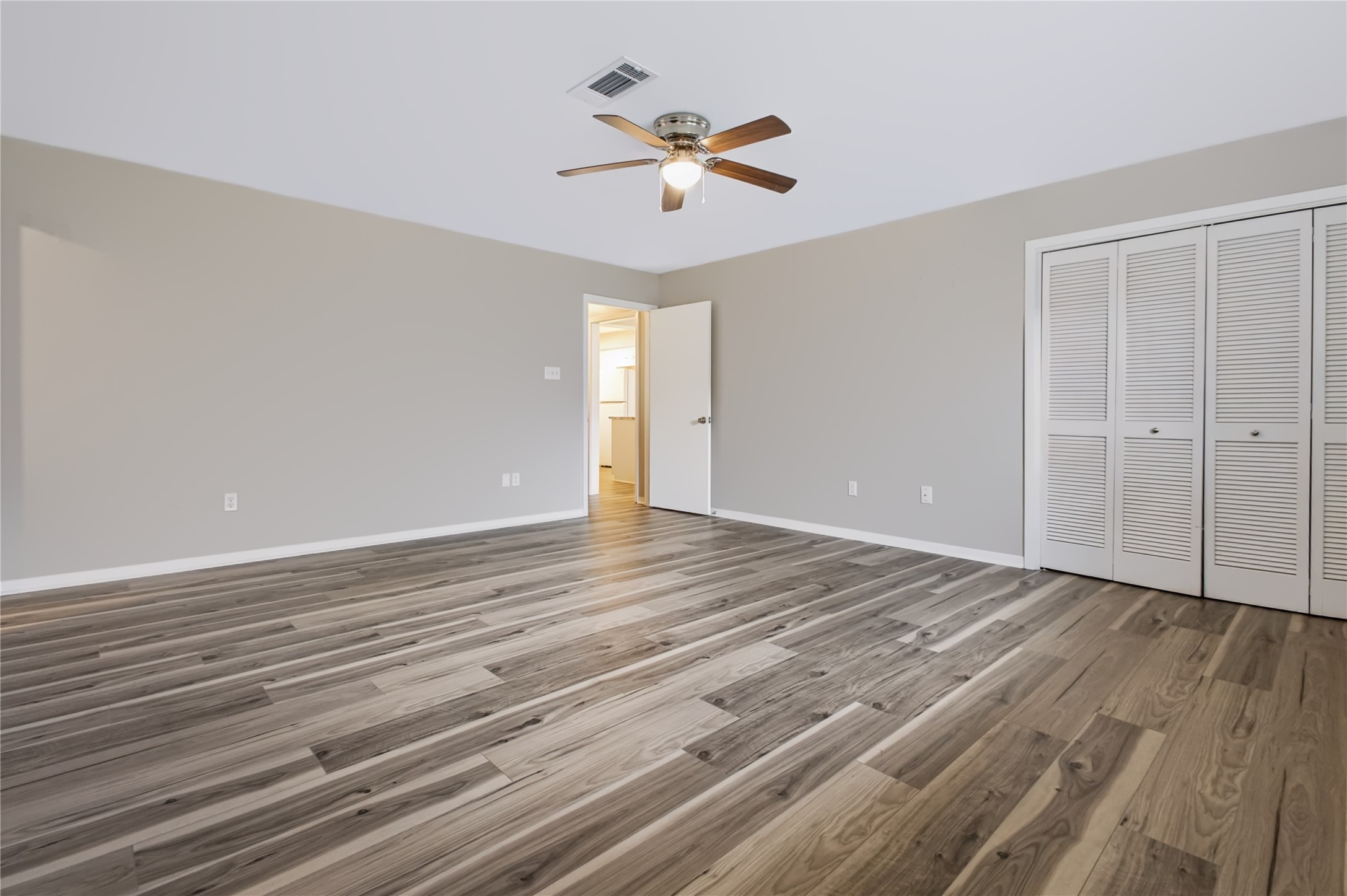 2405 Powell Street Property Photo 9