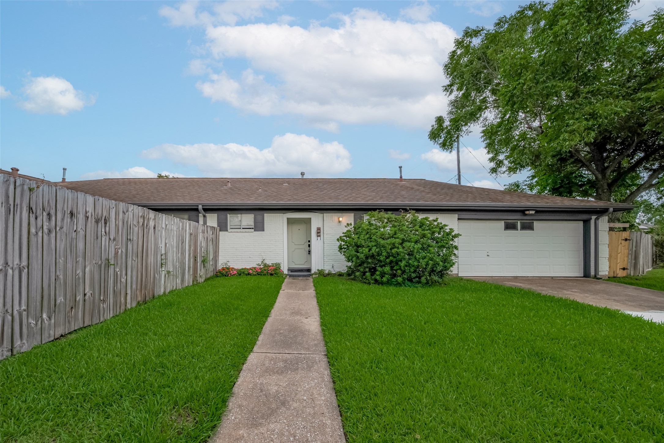 605 Sorrento Dr Property Photo 1