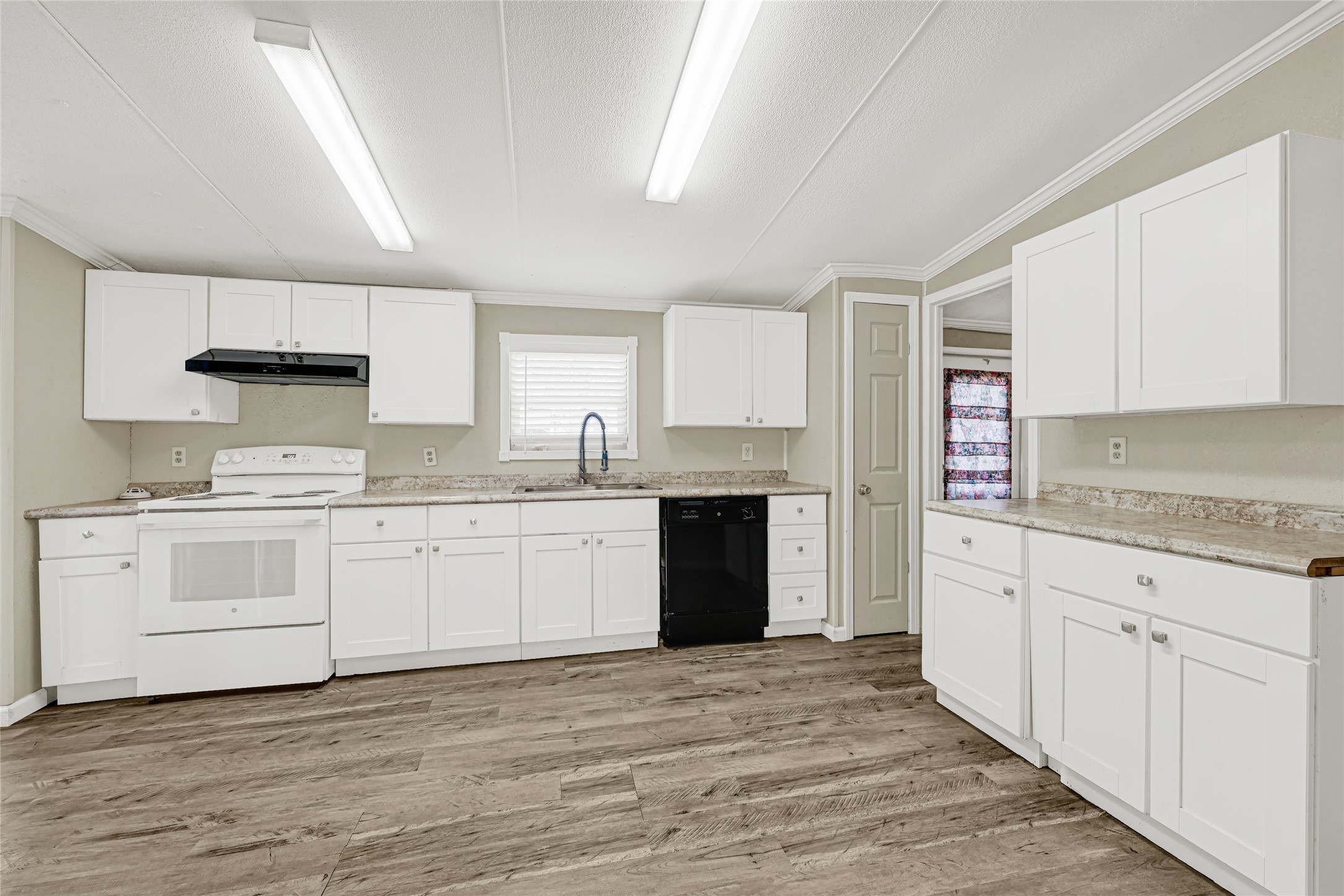 9586 Darkwood Street Property Photo 12