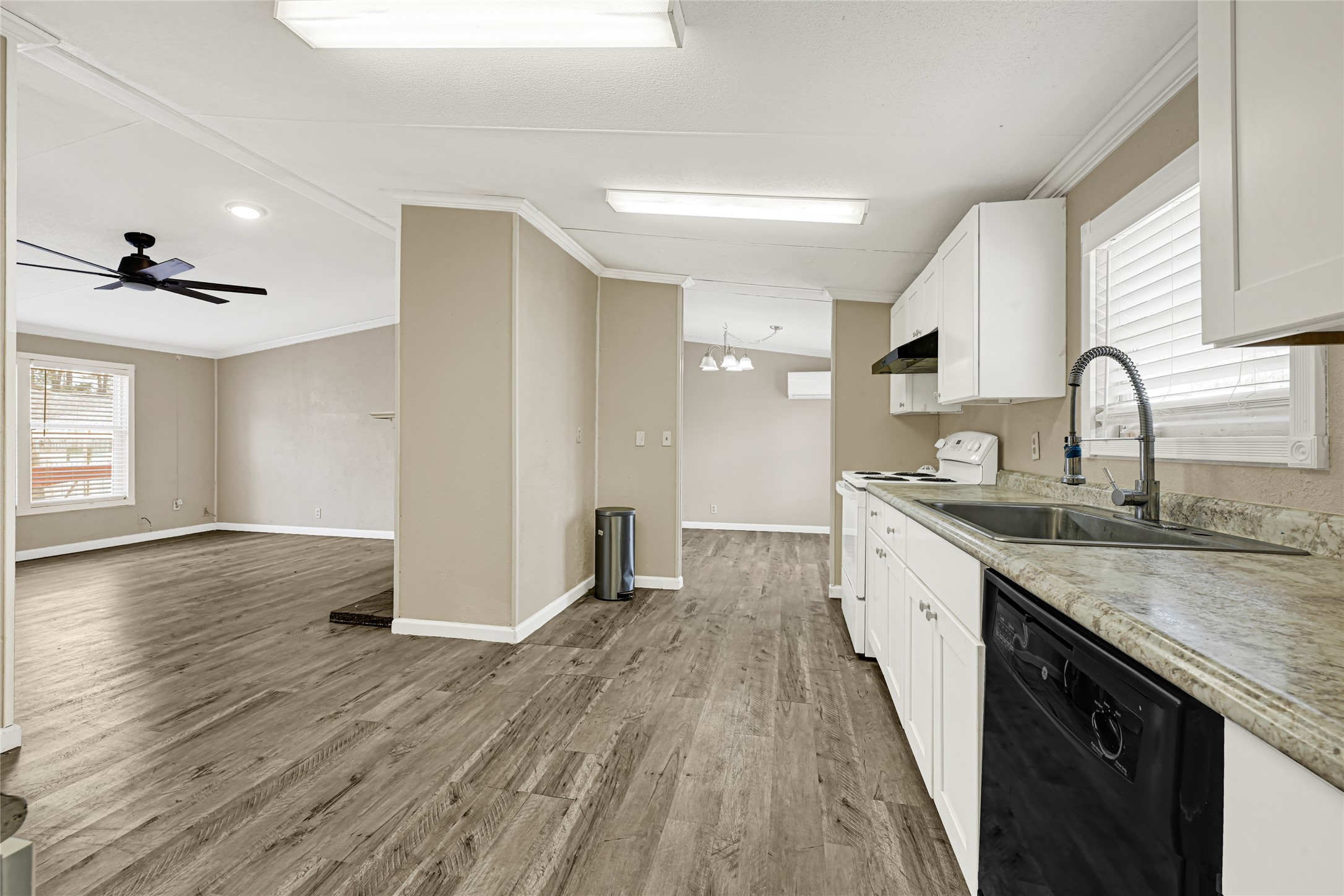 9586 Darkwood Street Property Photo 13