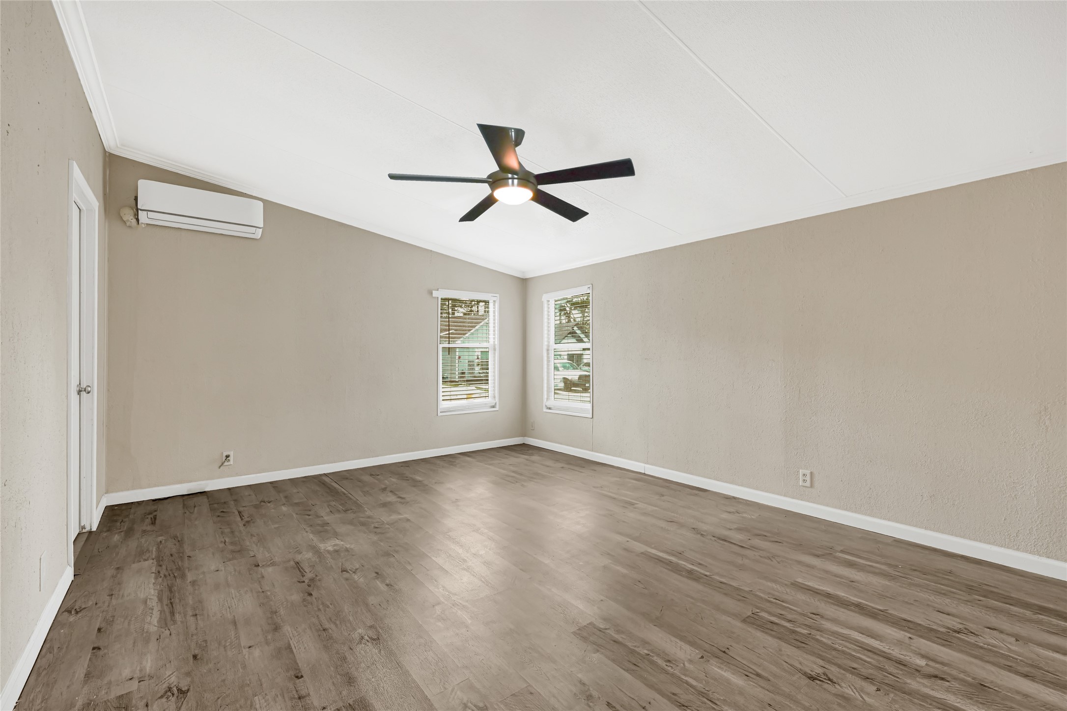 9586 Darkwood Street Property Photo 15