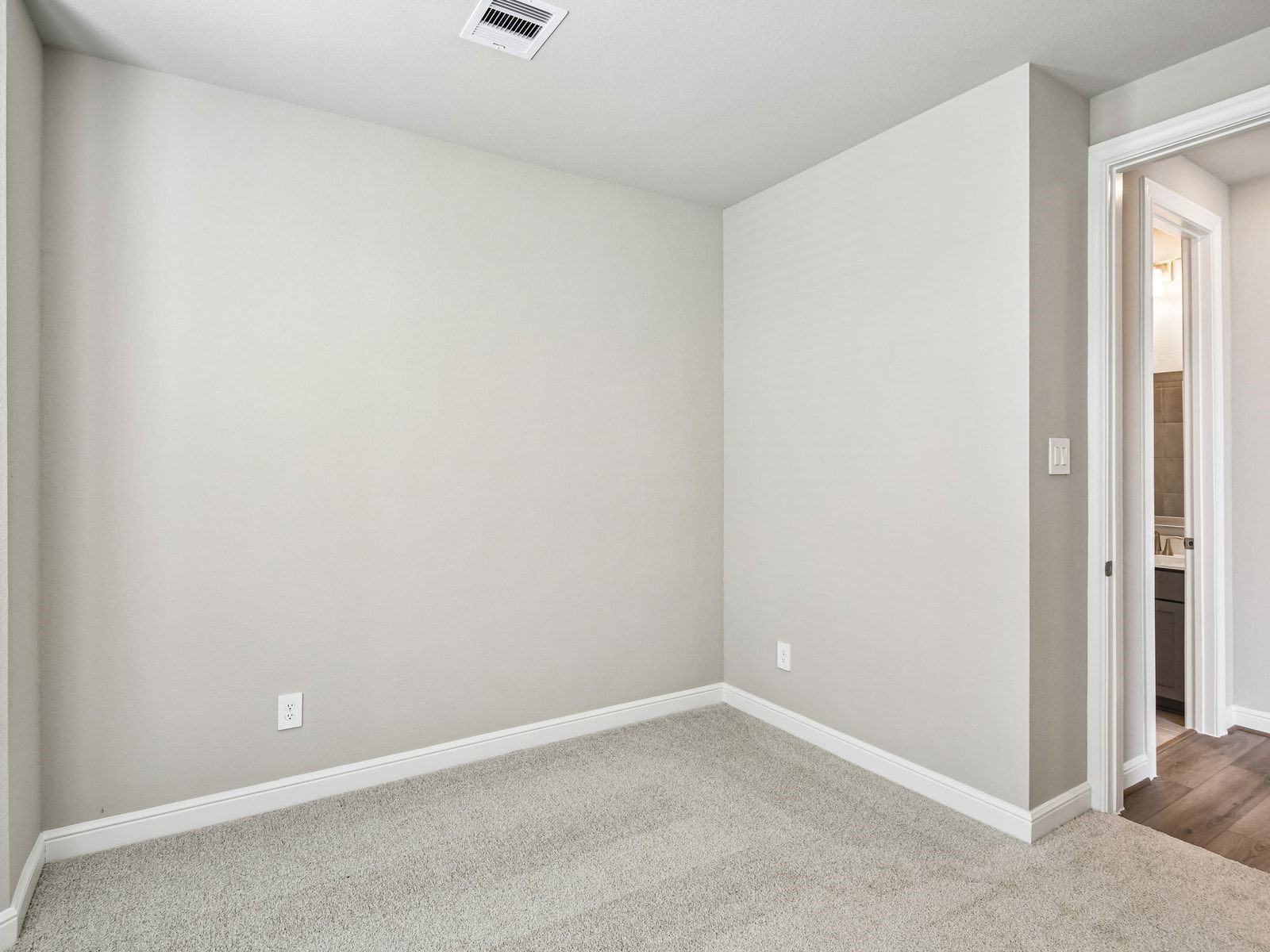 5225 Great Oaks Drive Property Photo 7