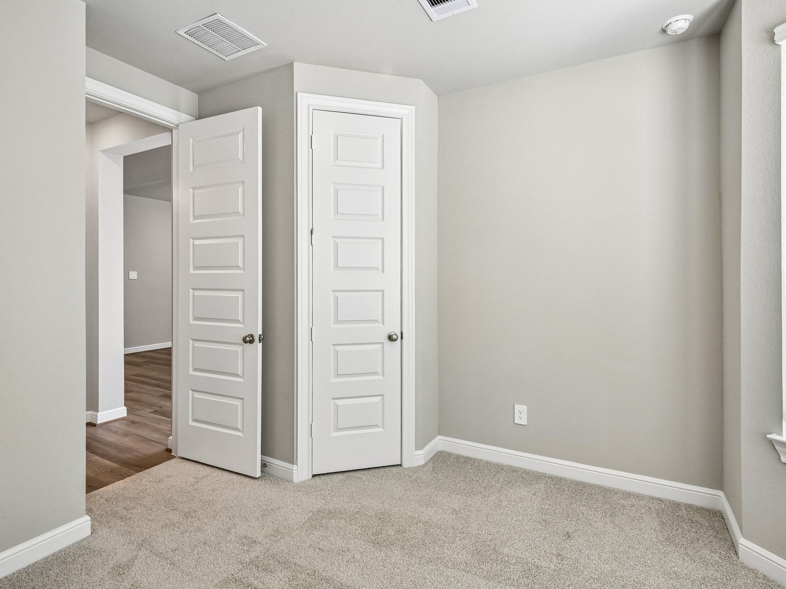 5225 Great Oaks Drive Property Photo 8