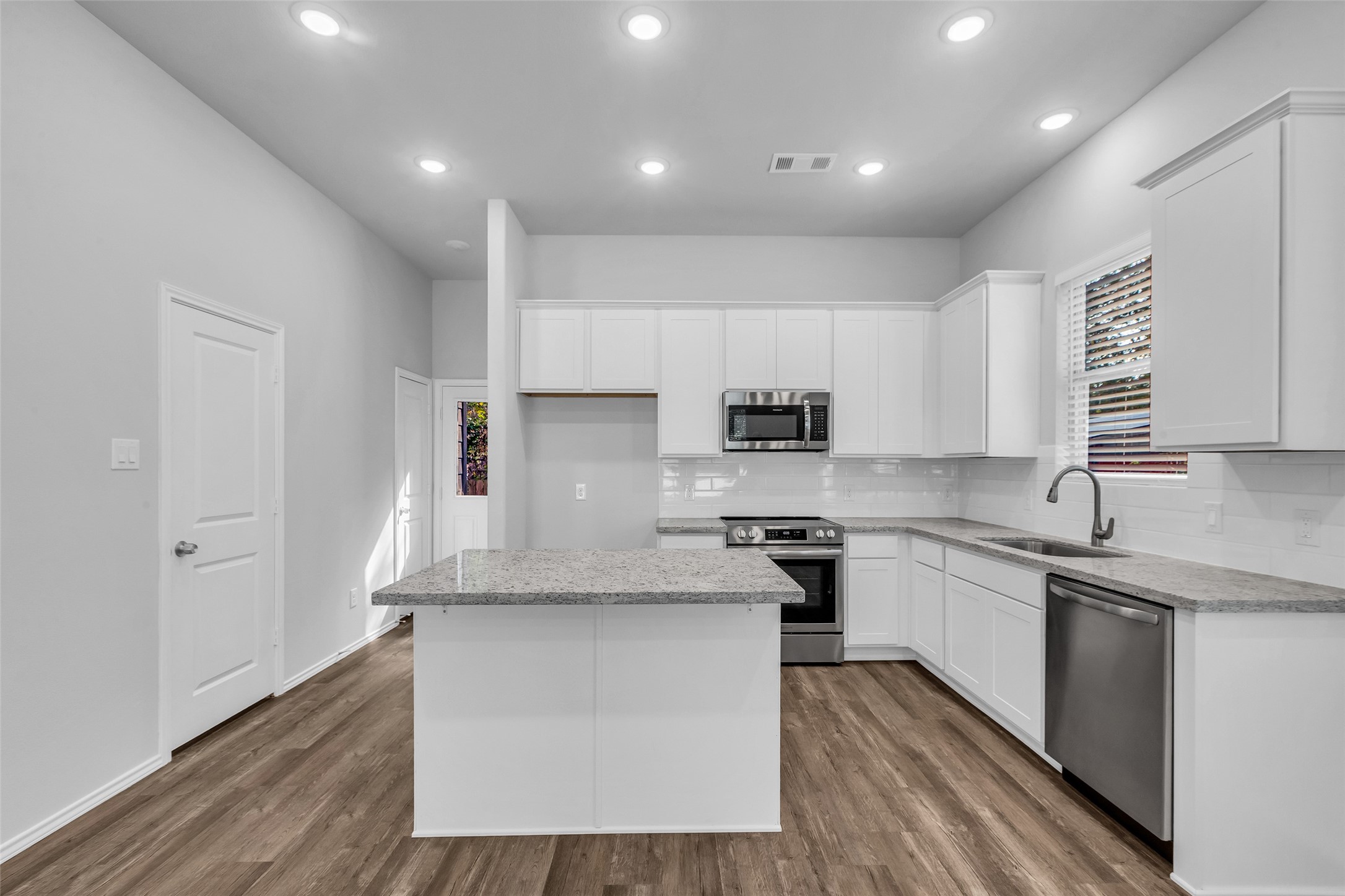 11964 Canal Street Property Photo 7