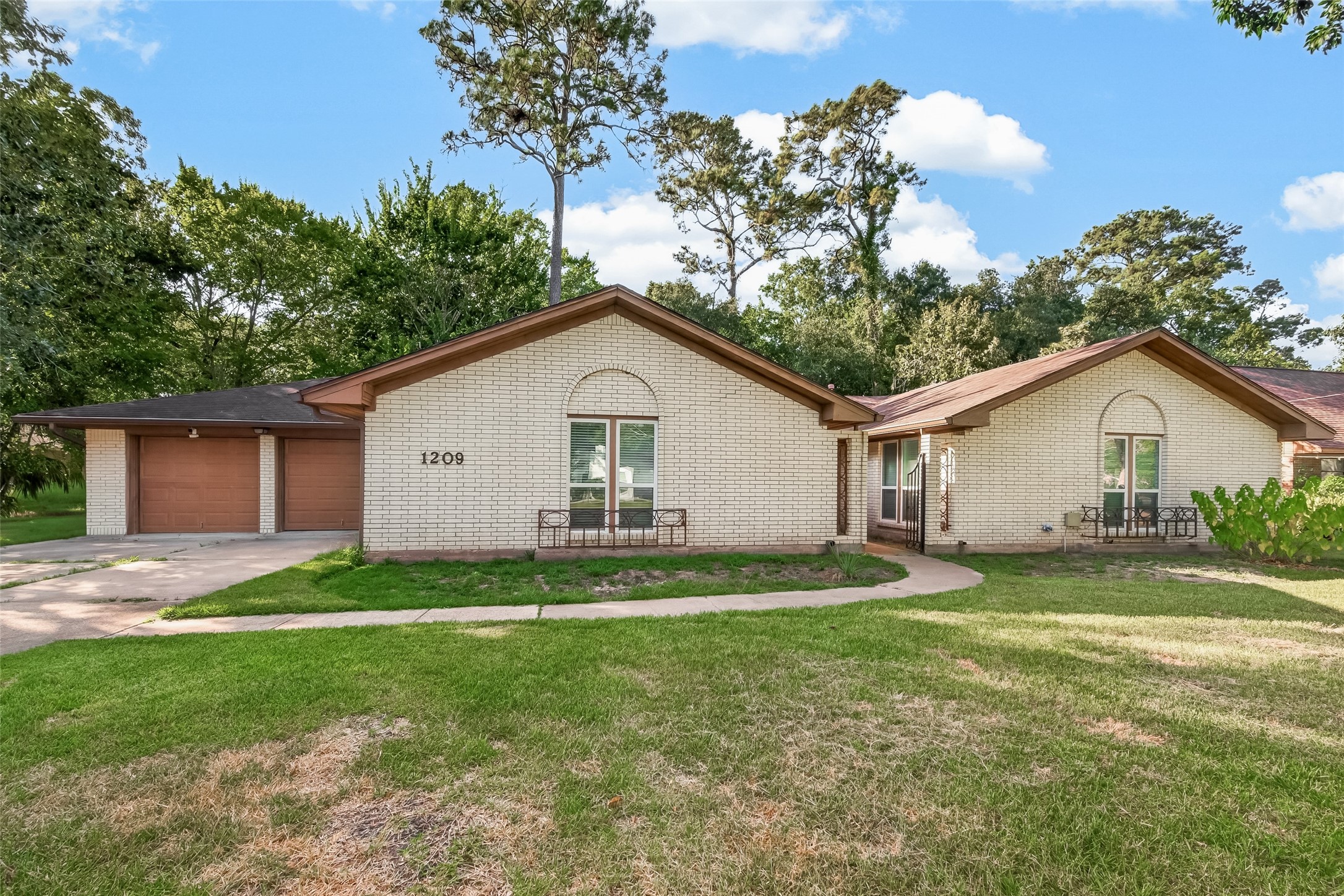 1209 Sunset Drive Property Photo 1