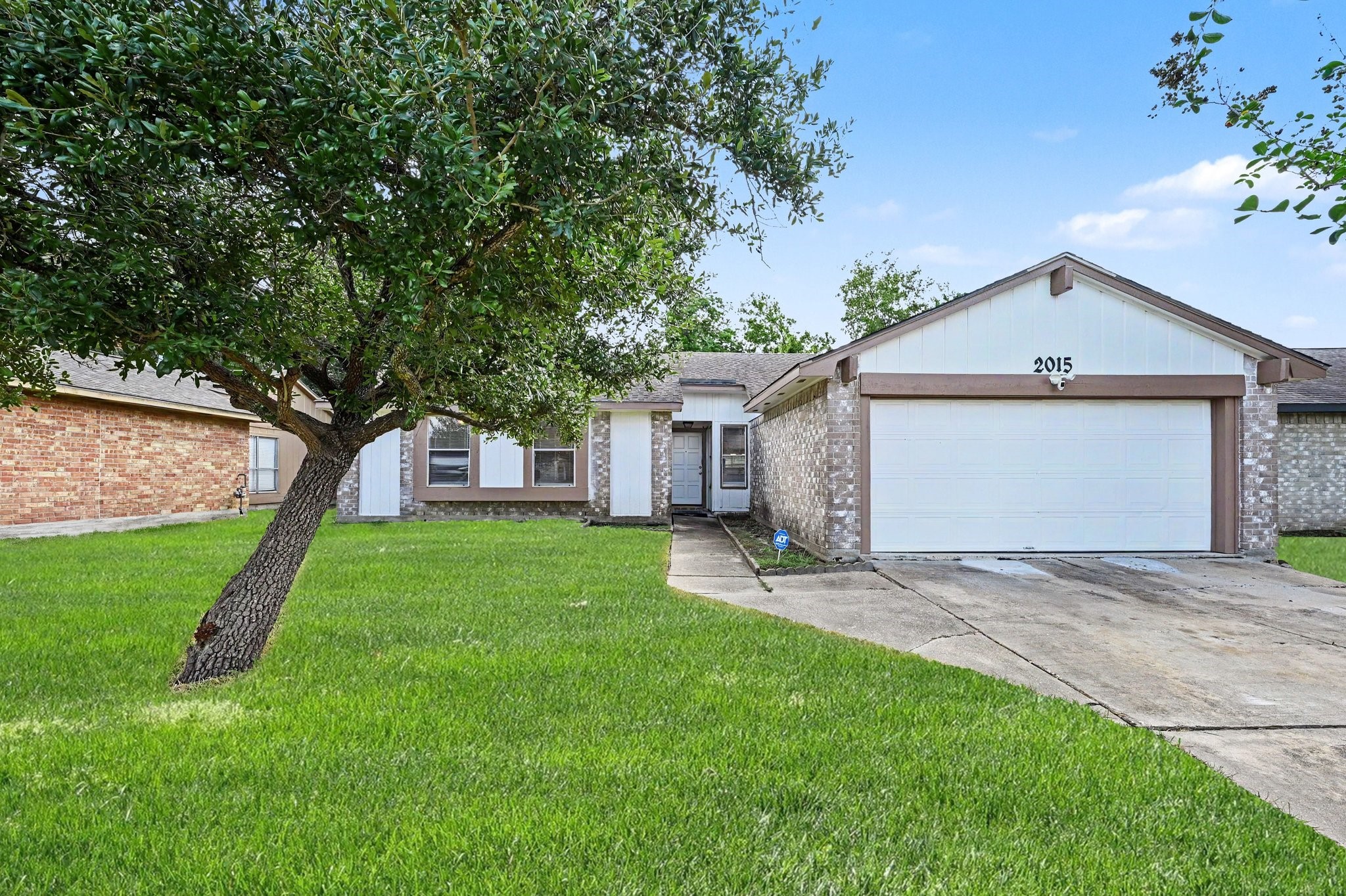2015 Highcrest Drive Property Photo 2