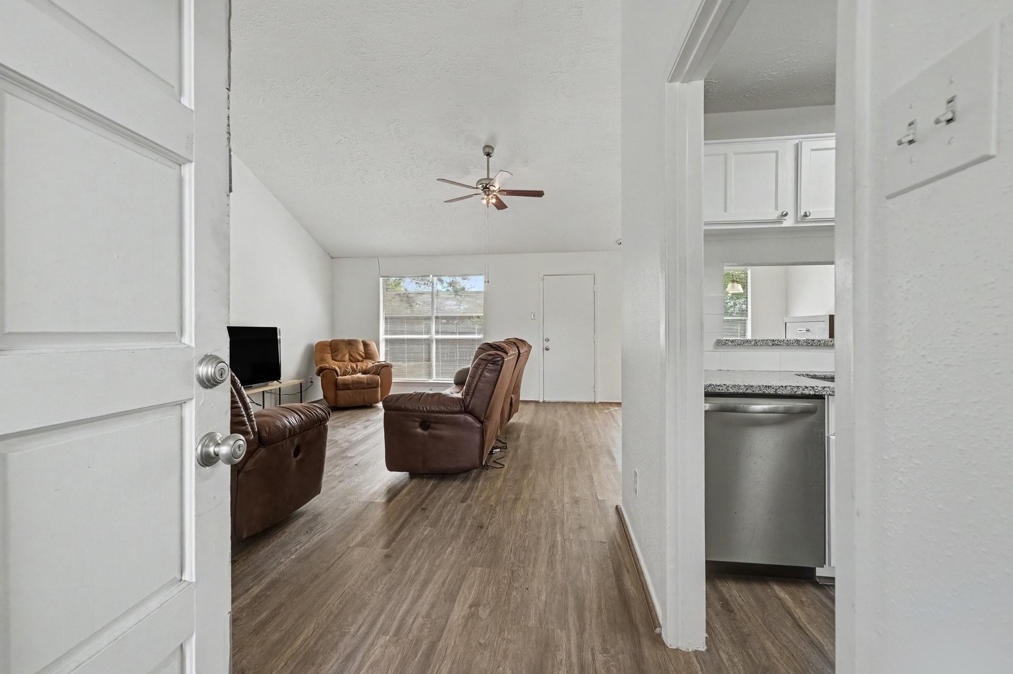 2015 Highcrest Drive Property Photo 5