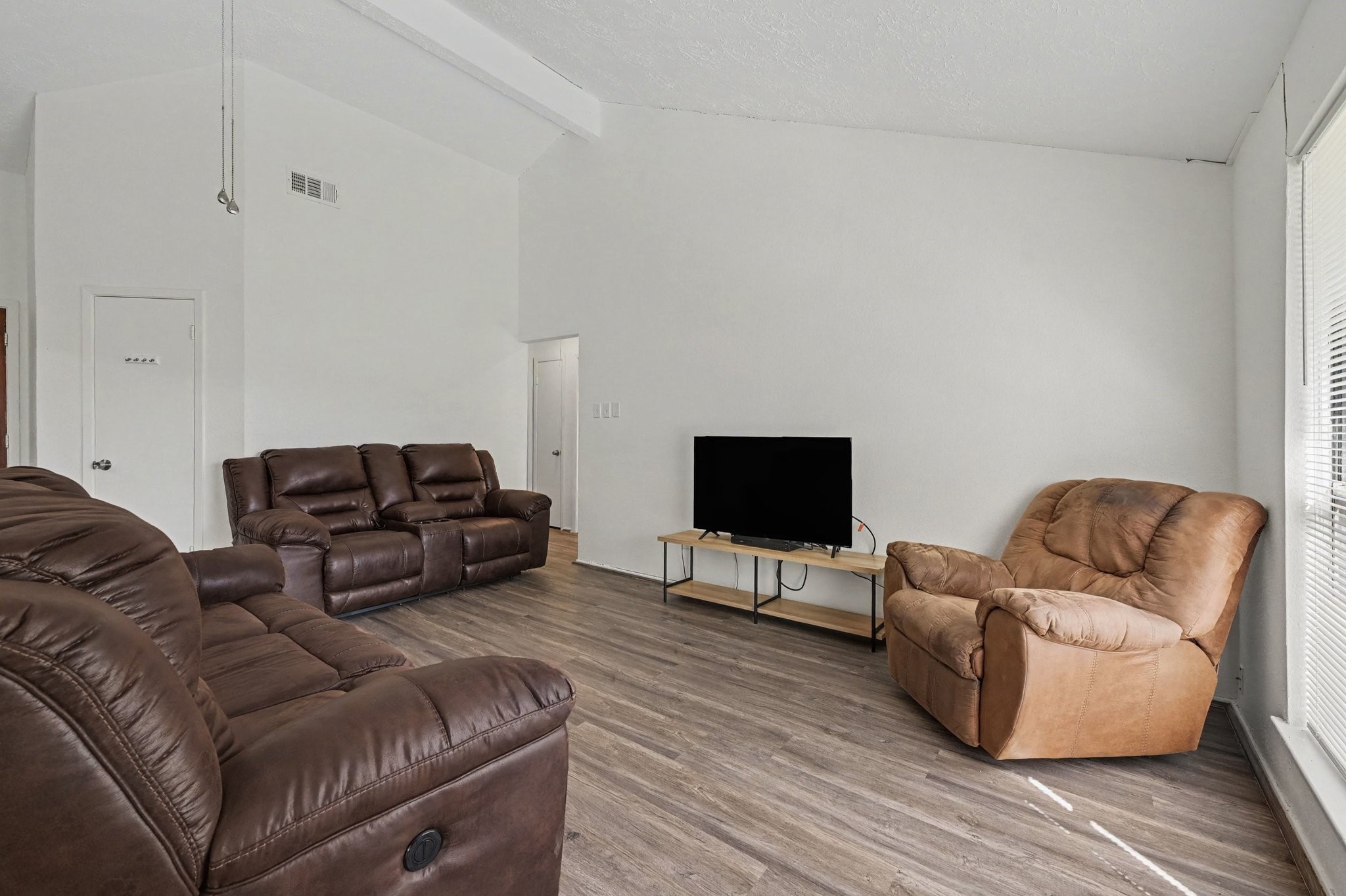 2015 Highcrest Drive Property Photo 8