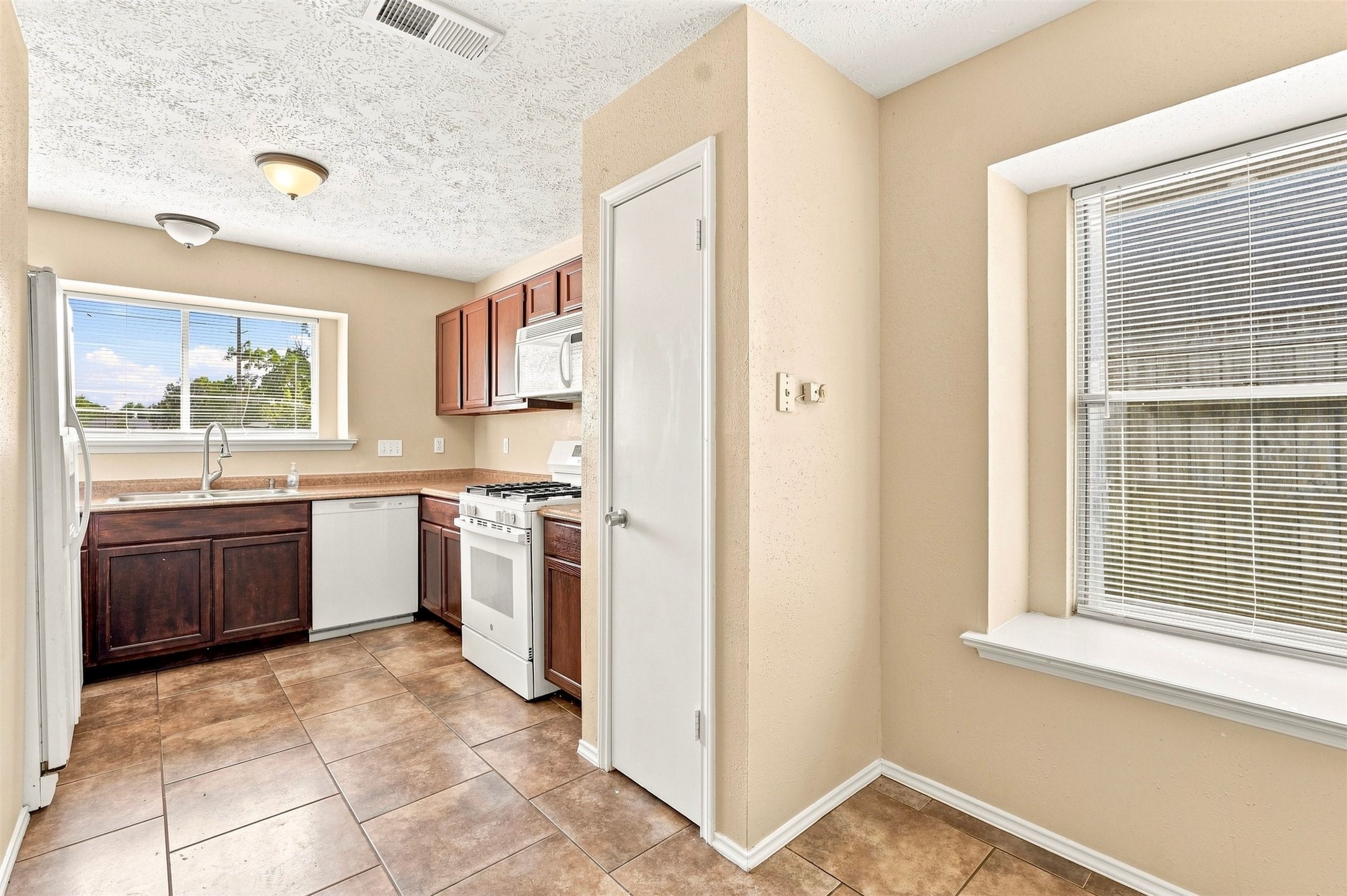 19315 Spanish Needle Drive Property Photo 12