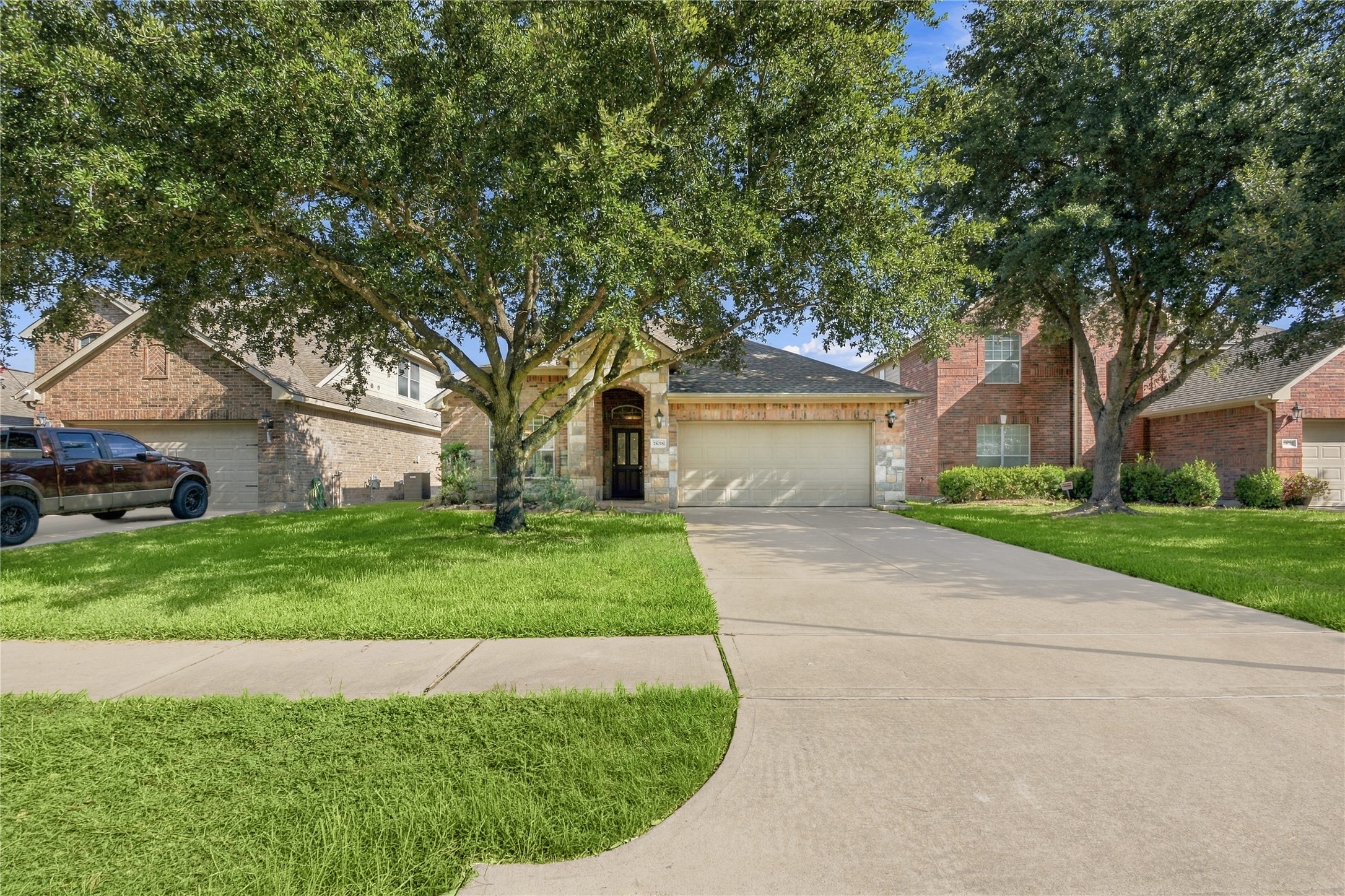 25018 Lakecrest Manor Drive Property Photo 2