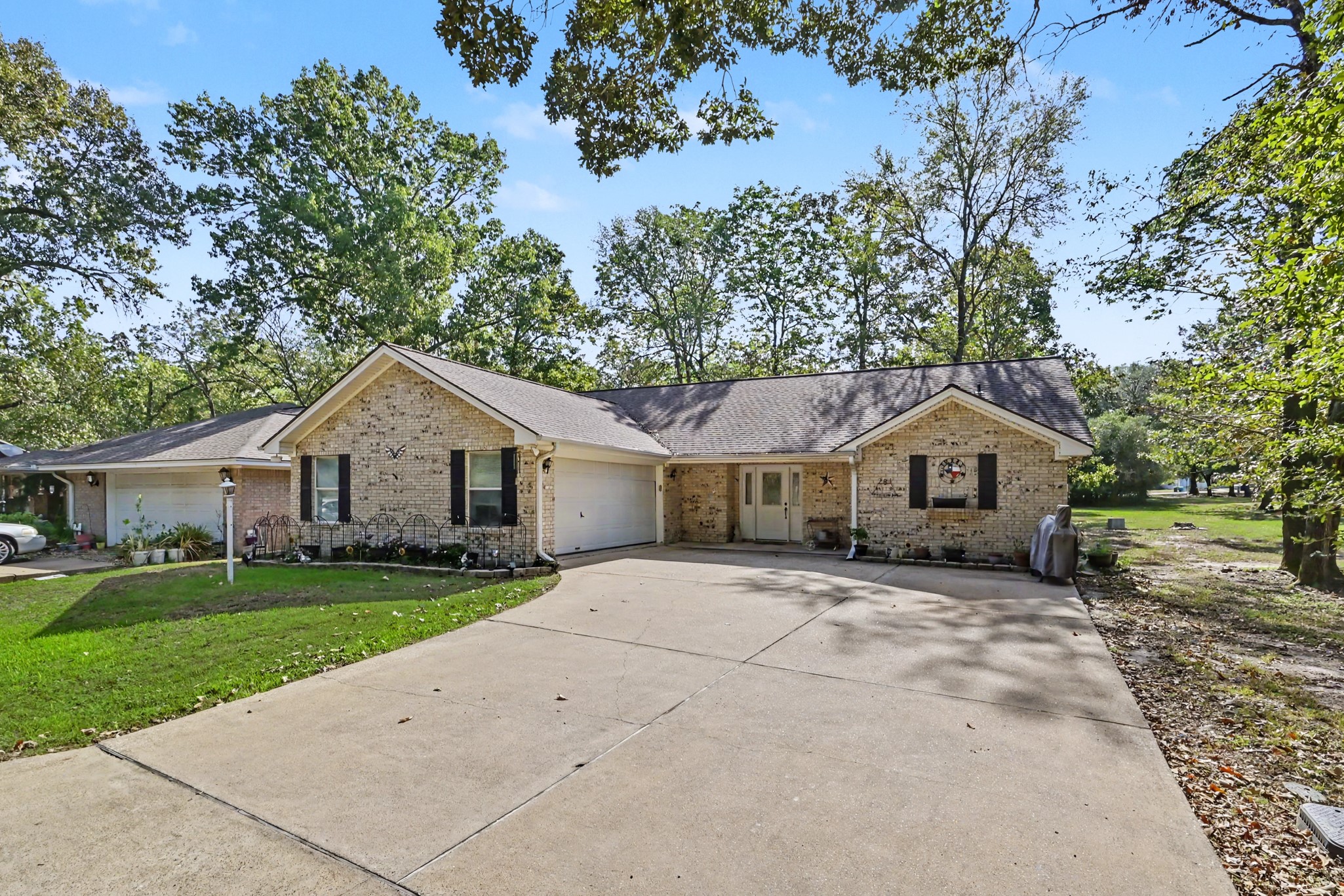 281 Broadmoor Drive Property Photo 1