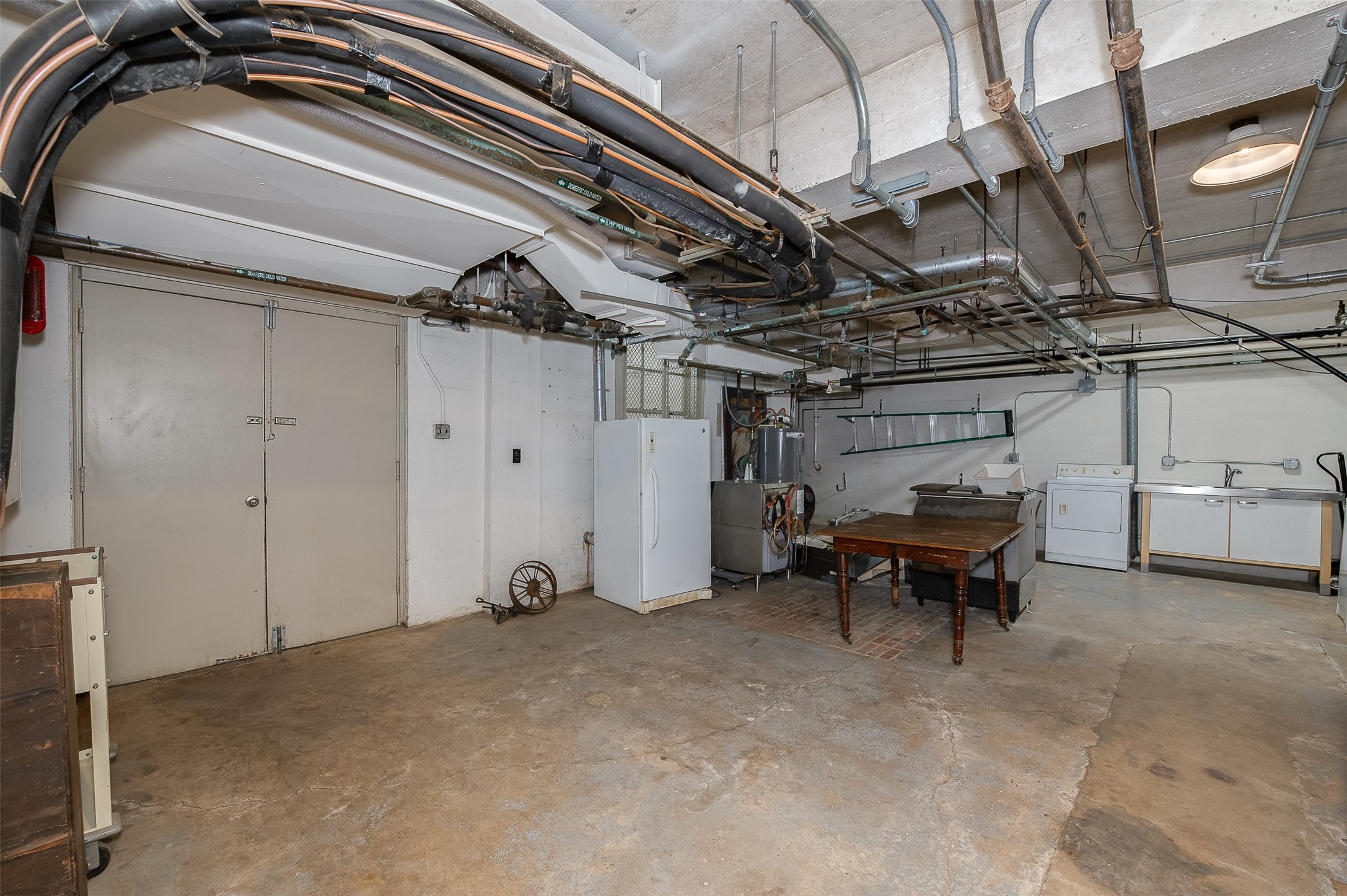 102 W Fox Street Property Photo 29