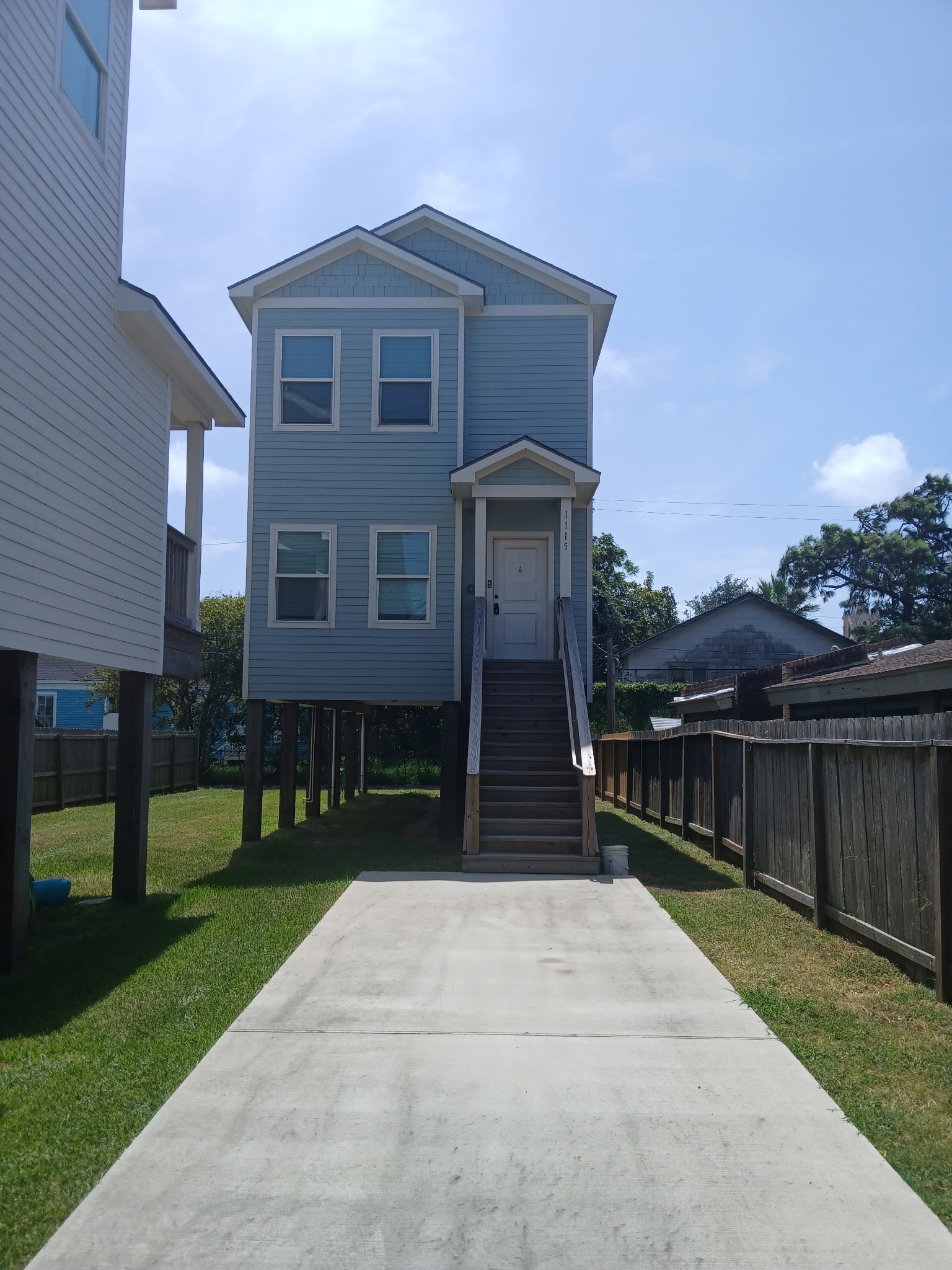 1115 32nd Street B Property Photo 1