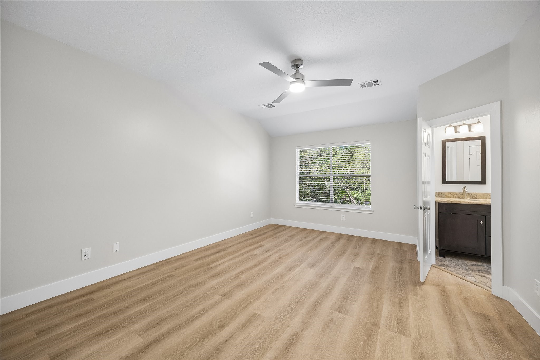 90 N Walden Elms Circle Property Photo 13