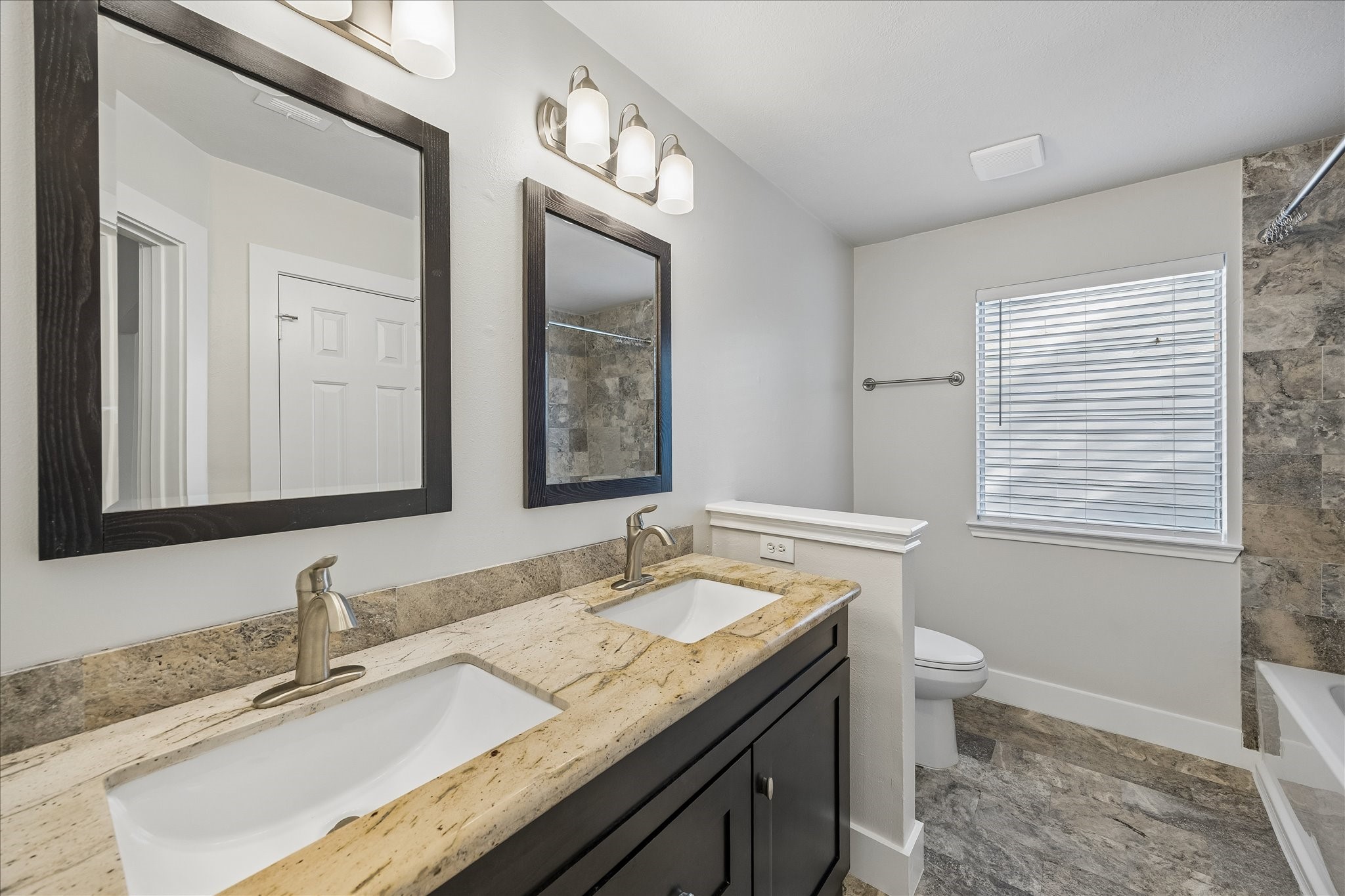 90 N Walden Elms Circle Property Photo 16