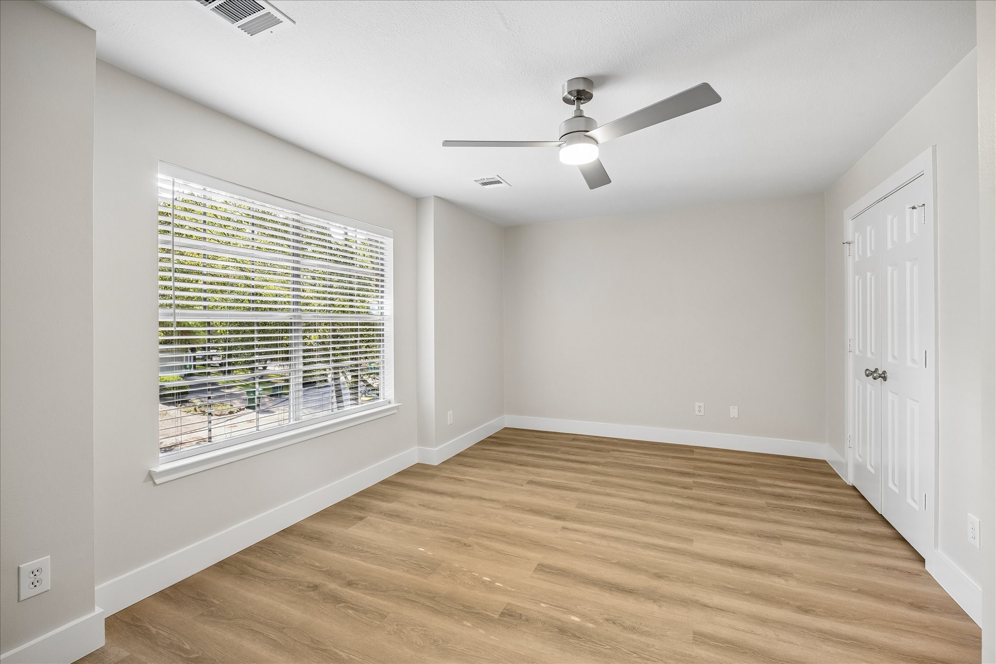 90 N Walden Elms Circle Property Photo 19