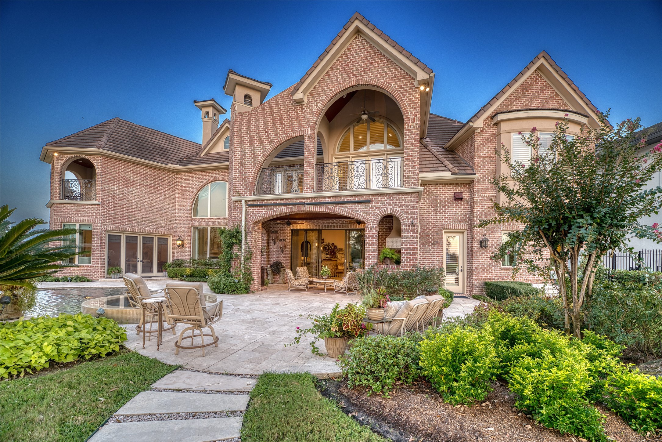 1007 Wavecrest Court Property Photo 4