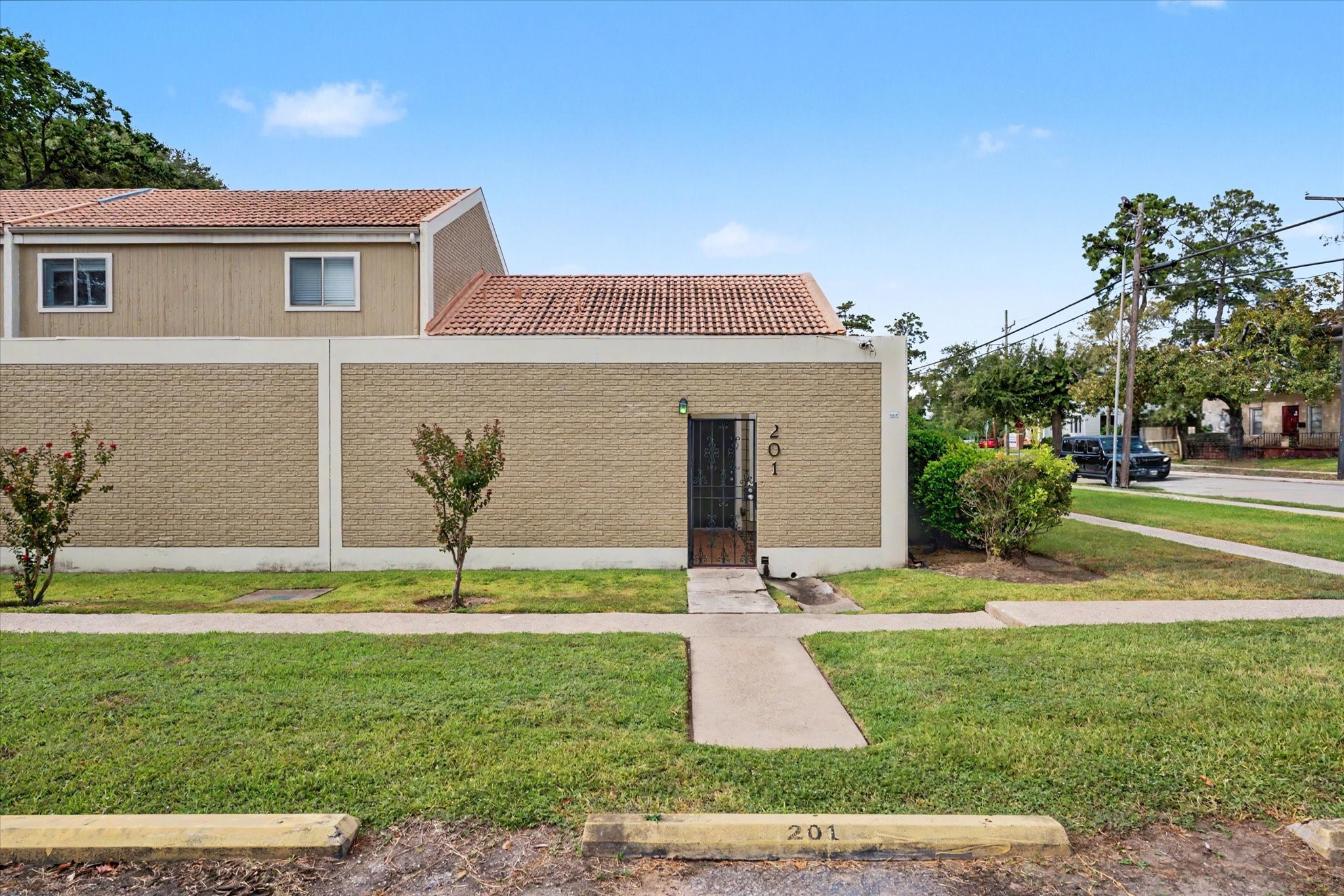 800 N San Jacinto 201 Property Photo 2