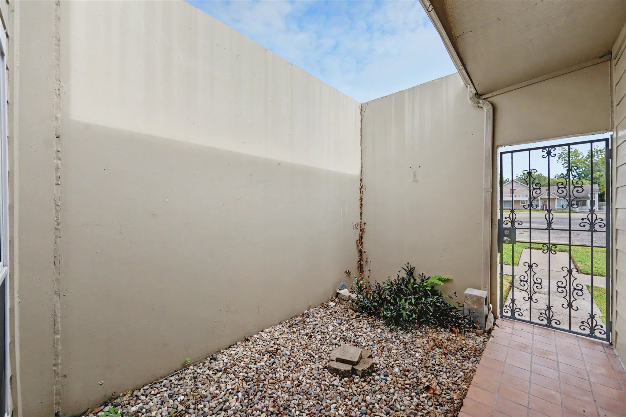 800 N San Jacinto 201 Property Photo 4