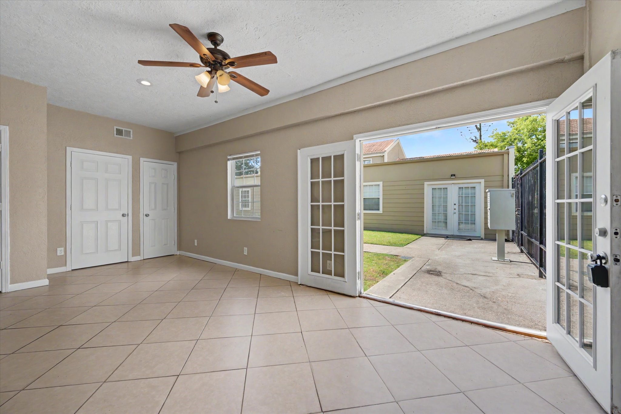 800 N San Jacinto 201 Property Photo 19