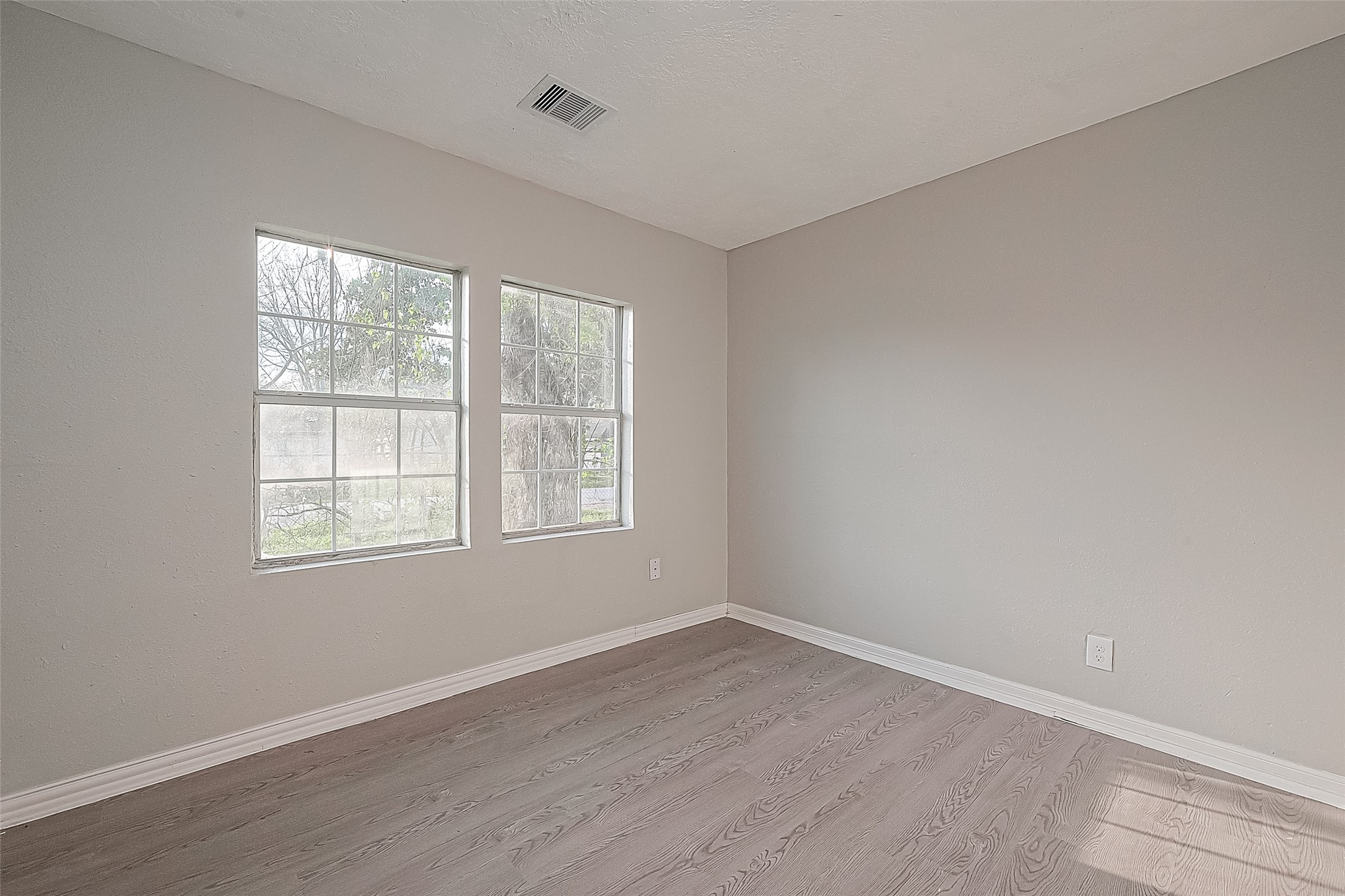 8304 Darien Street Property Photo 9