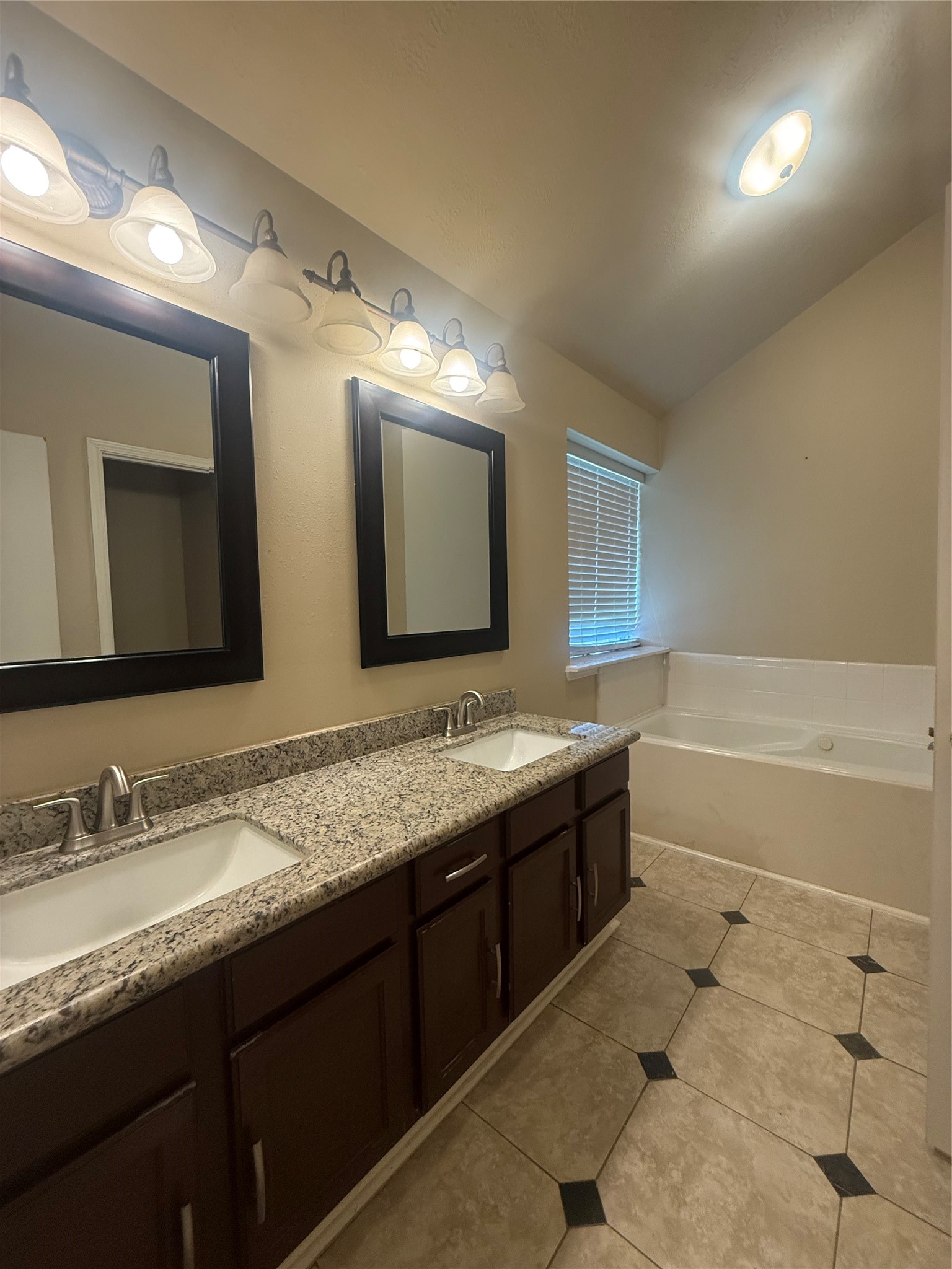 8210 Paddington Place Drive Property Photo 14