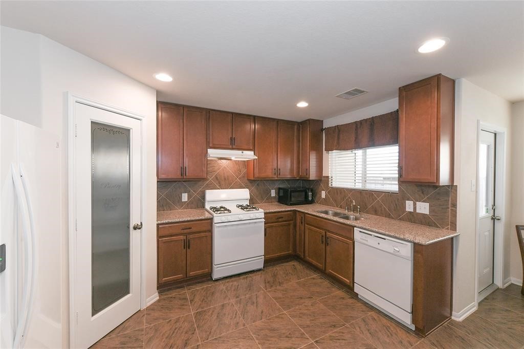 3354 View Valley Trail Property Photo 5
