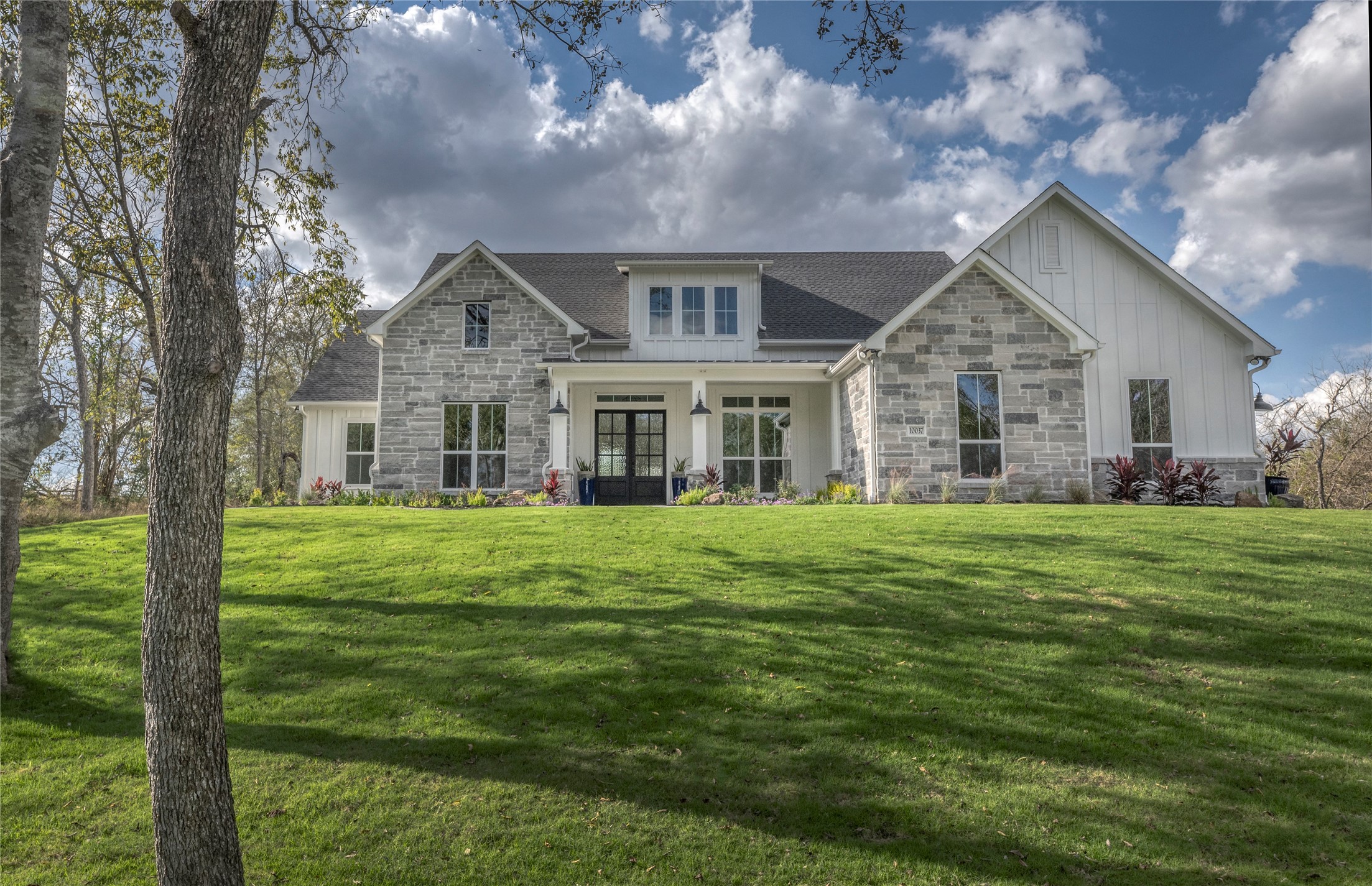 10037 Clear Woods Court N Property Photo 4