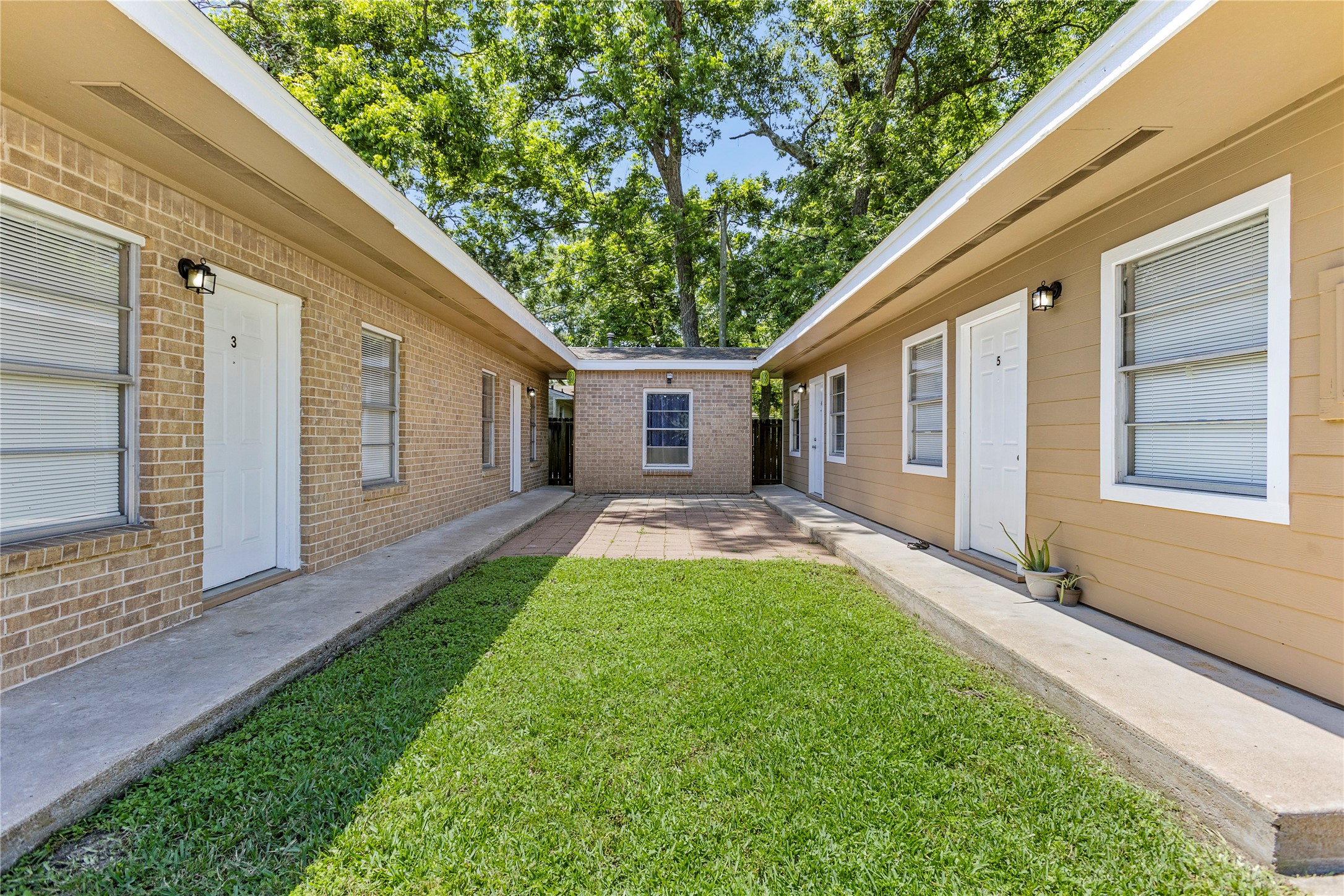 1001 W Lobitt Street Property Photo 2