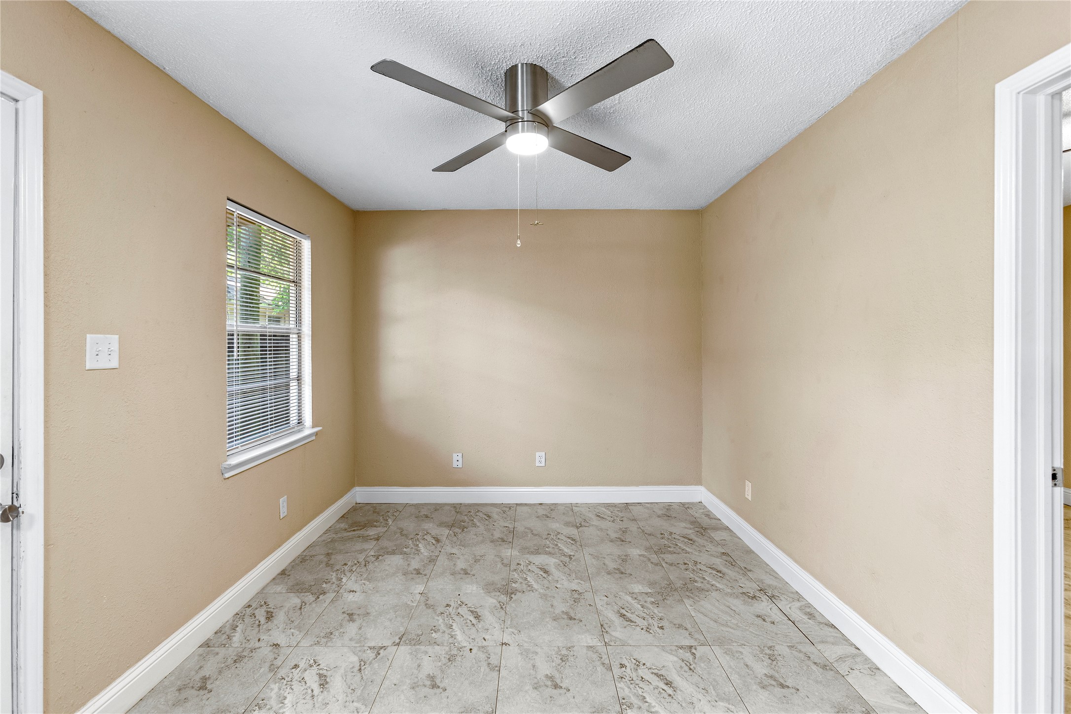 1001 W Lobitt Street Property Photo 8