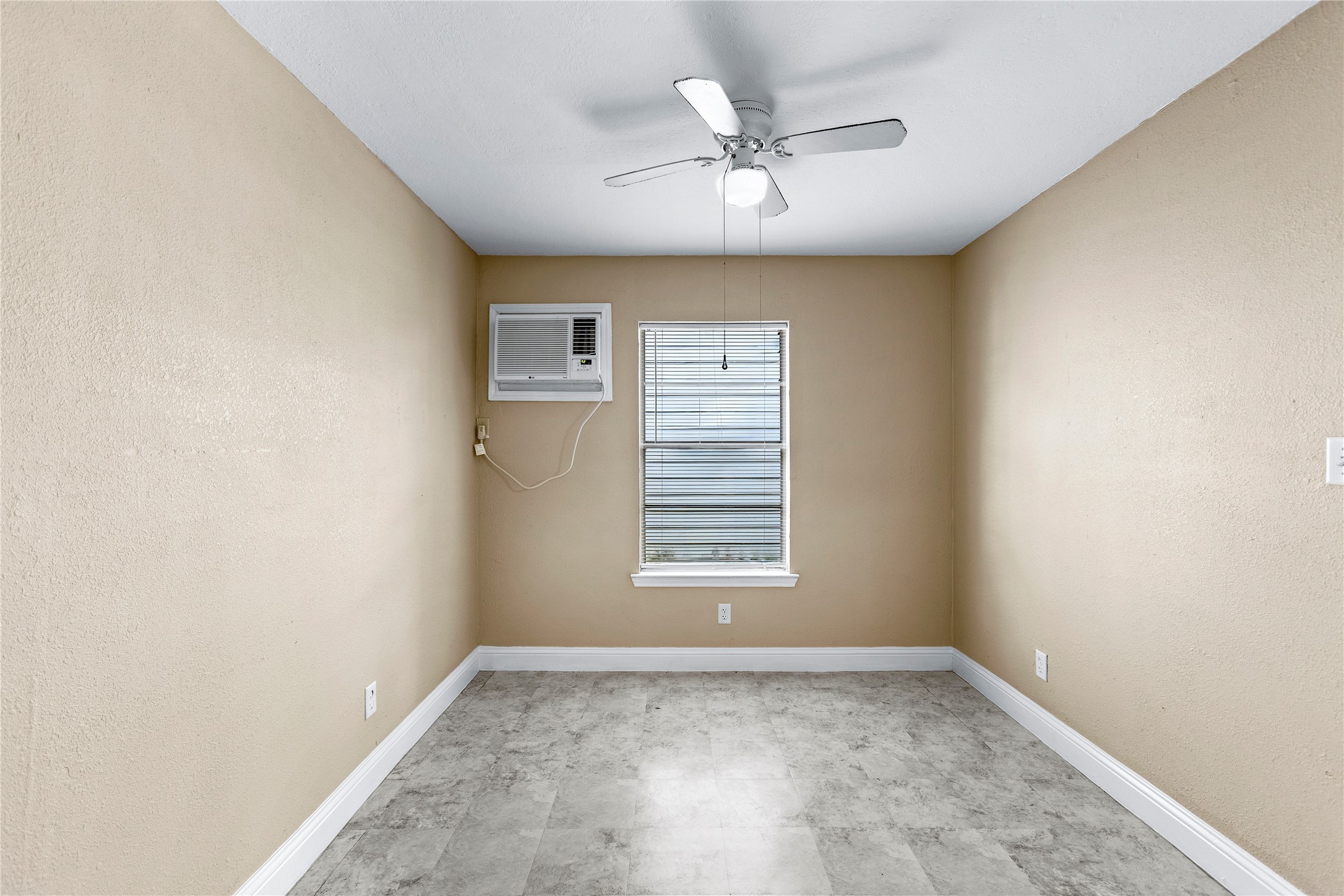 1001 W Lobitt Street Property Photo 15