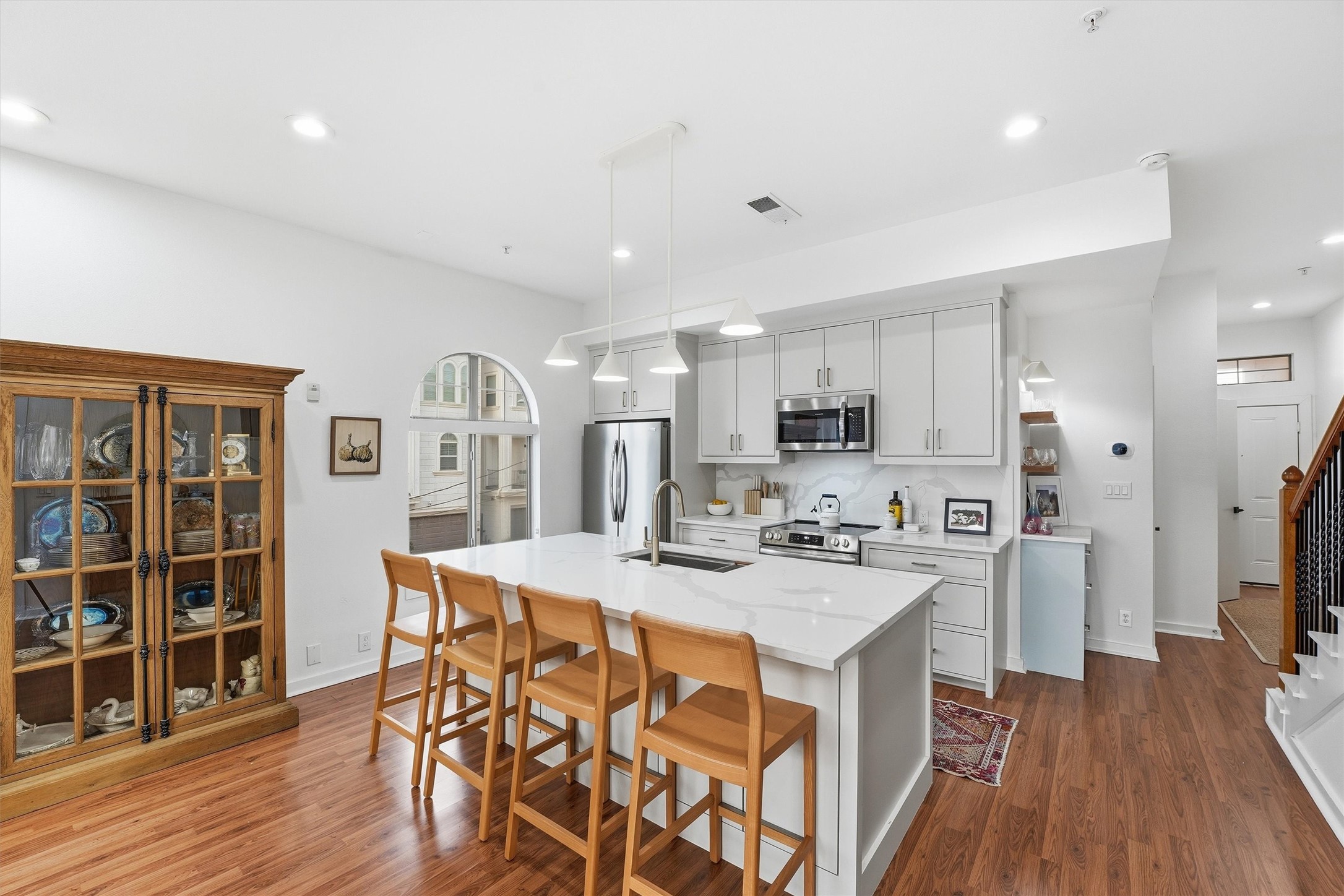 806 Jackson Hill Street 201 Property Photo 4